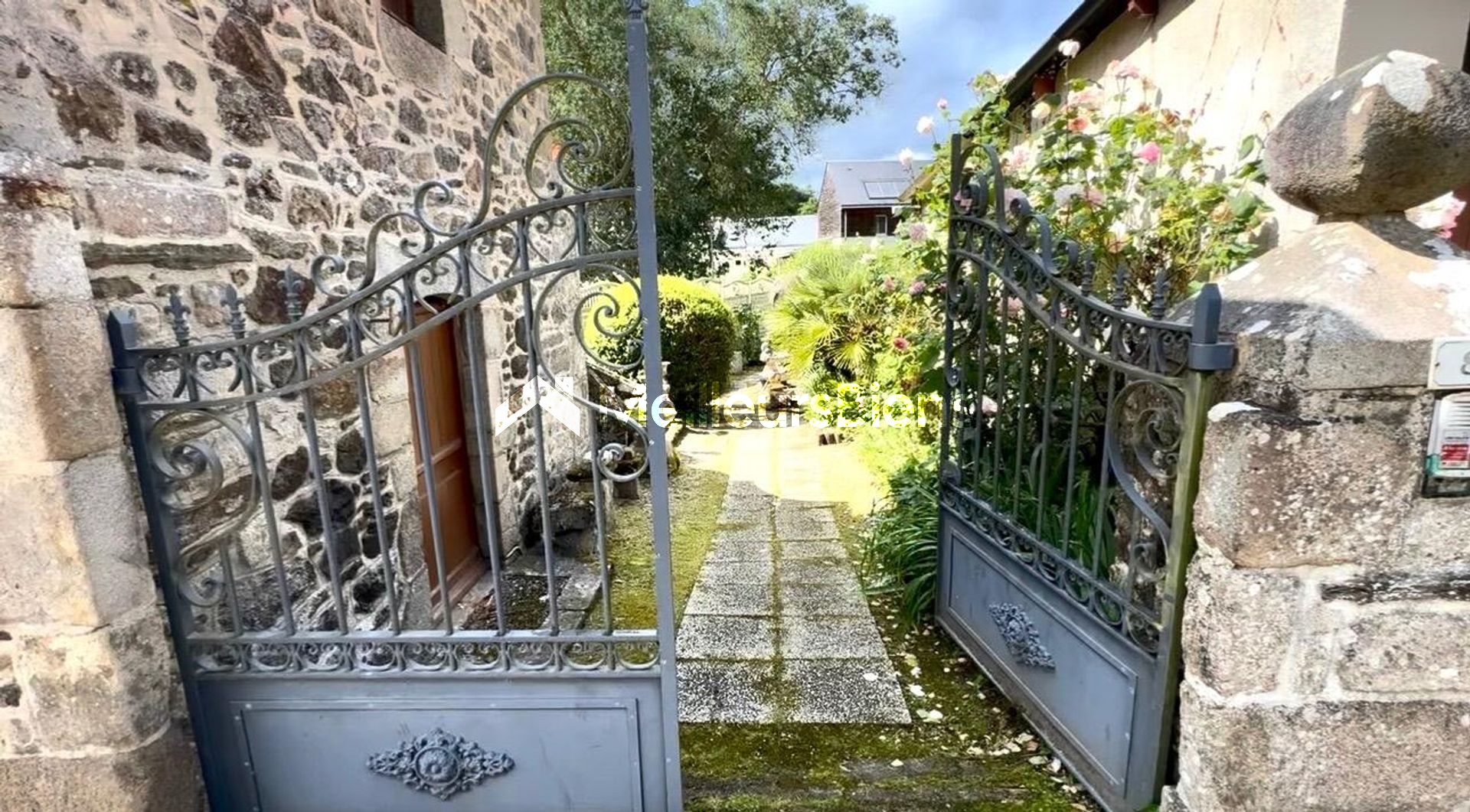 Maison de caractère – 160 m² habitables – jardin clos – 2 pavillons de jardin – 2 garages