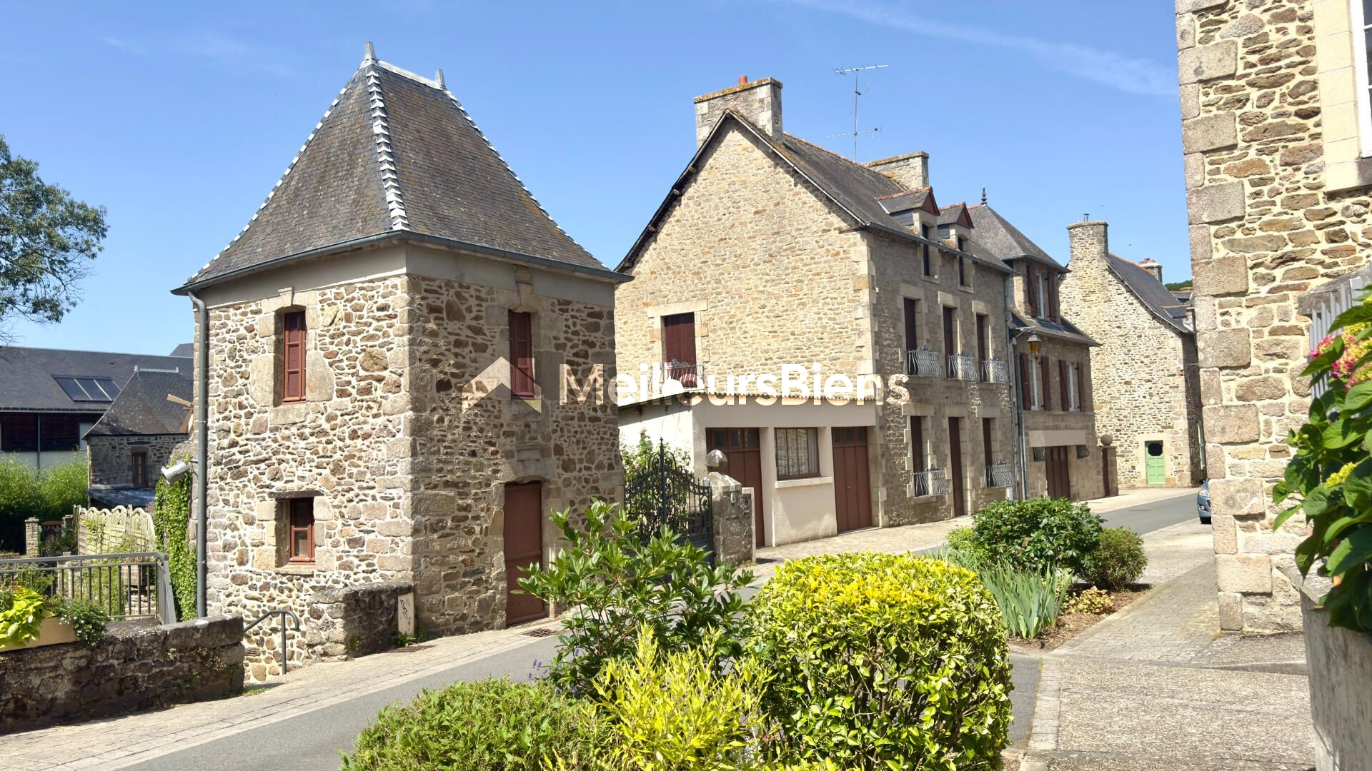 Maison de caractère – 160 m² habitables – jardin clos – 2 pavillons de jardin – 2 garages