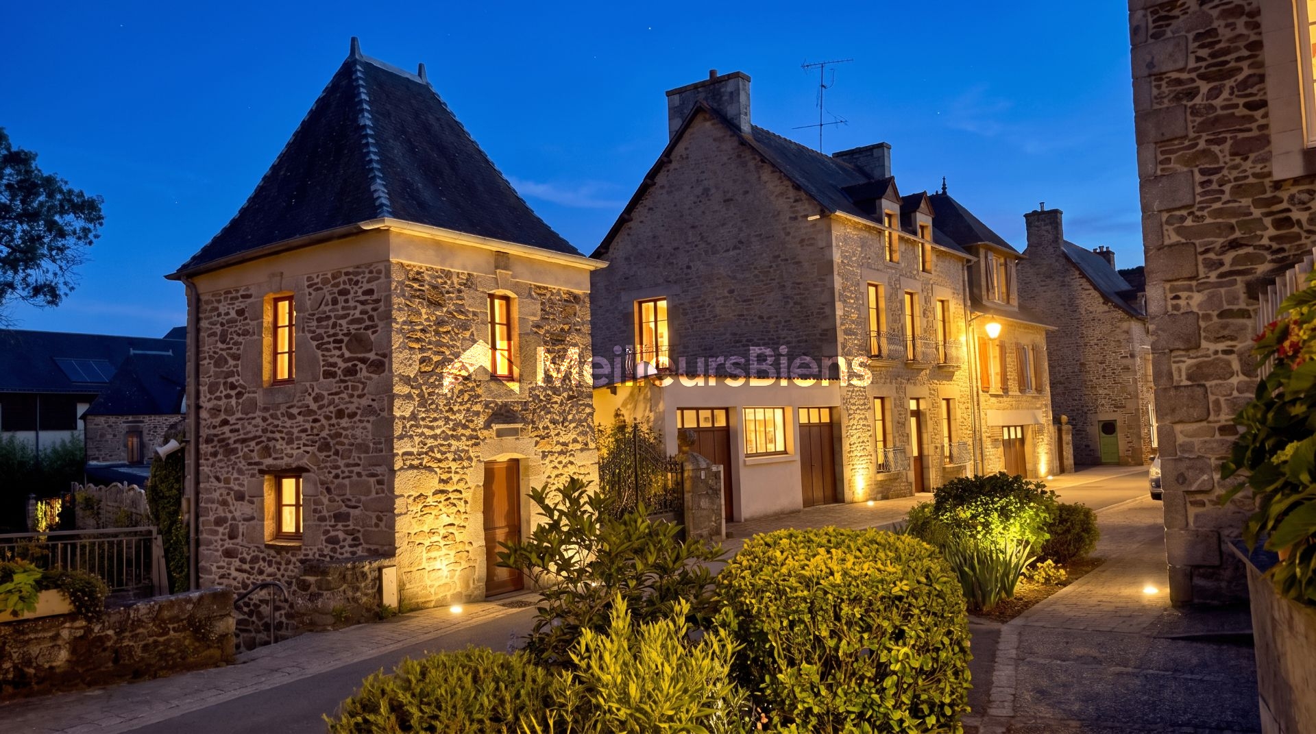 Maison de caractère – 160 m² habitables – jardin clos – 2 pavillons de jardin – 2 garages