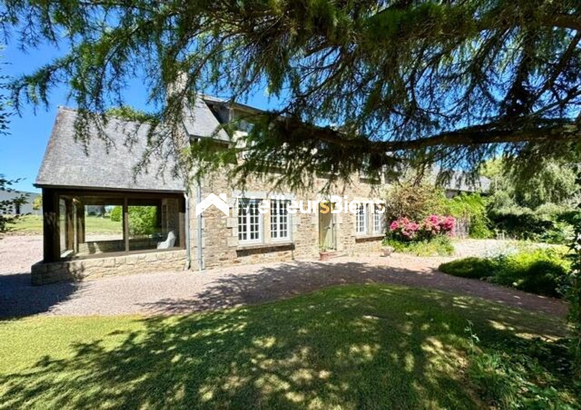 Ancien corps de ferme et dépendances sur + de 2200 m2 de terrain