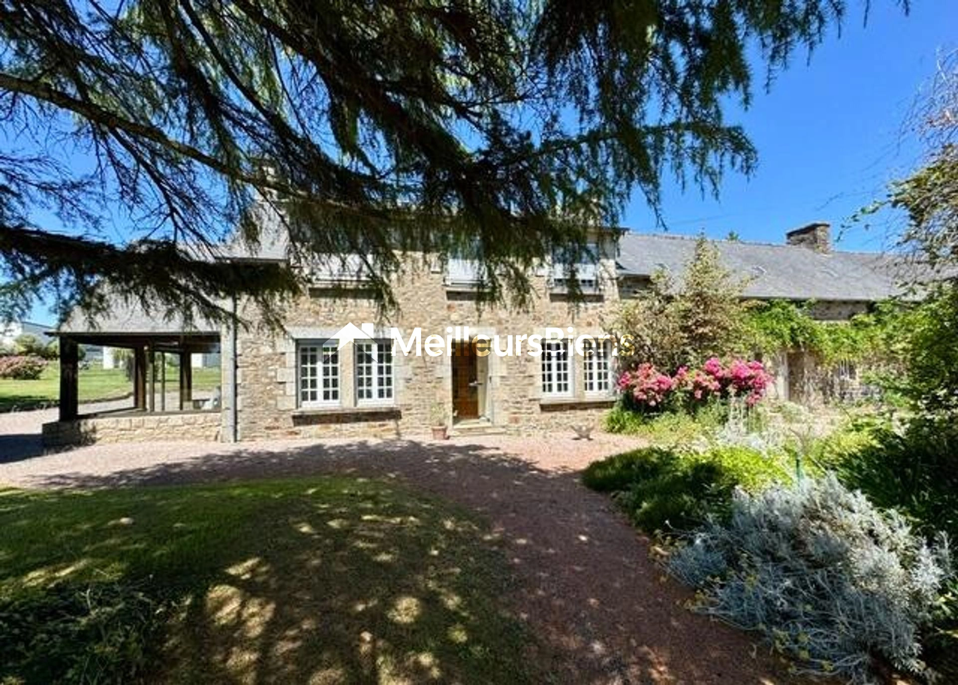 Ancien corps de ferme et dépendances sur + de 2200 m2 de terrain