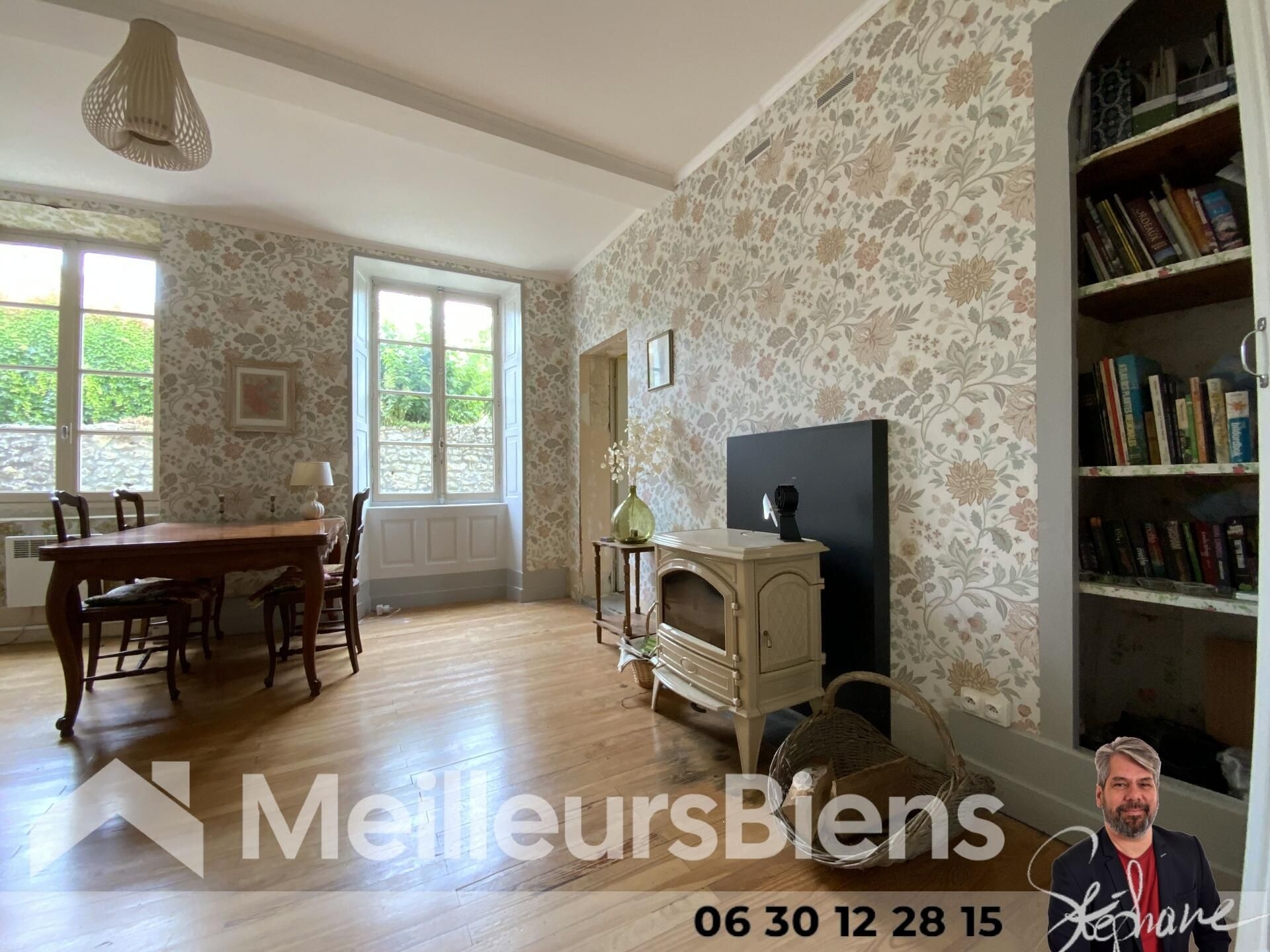 Maison en pierre en plein centre ville de Montendre