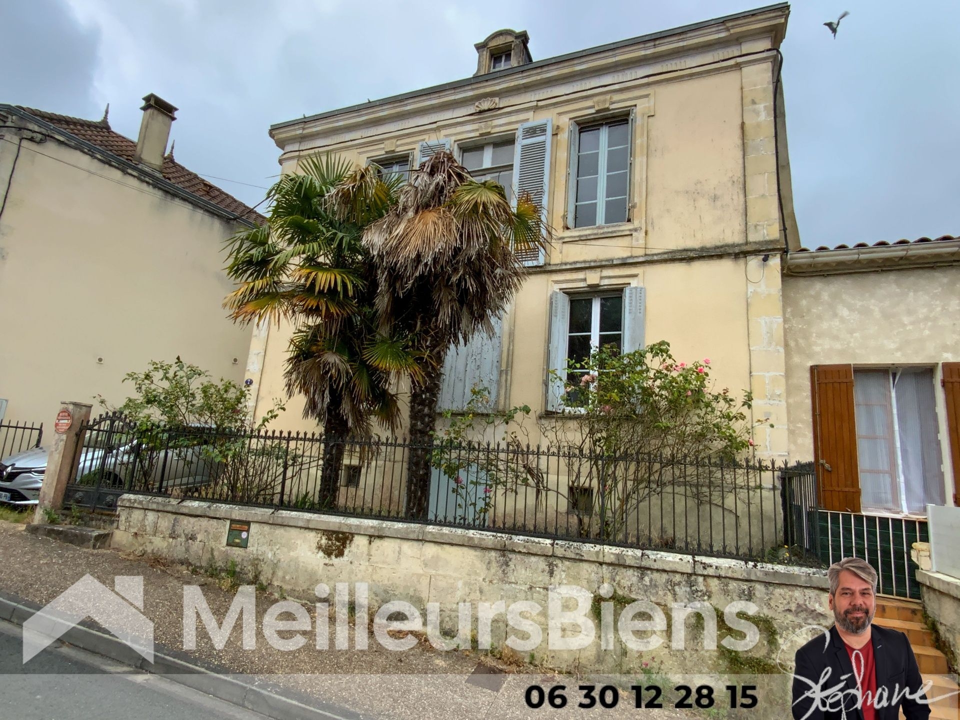 Maison en pierre en plein centre ville de Montendre
