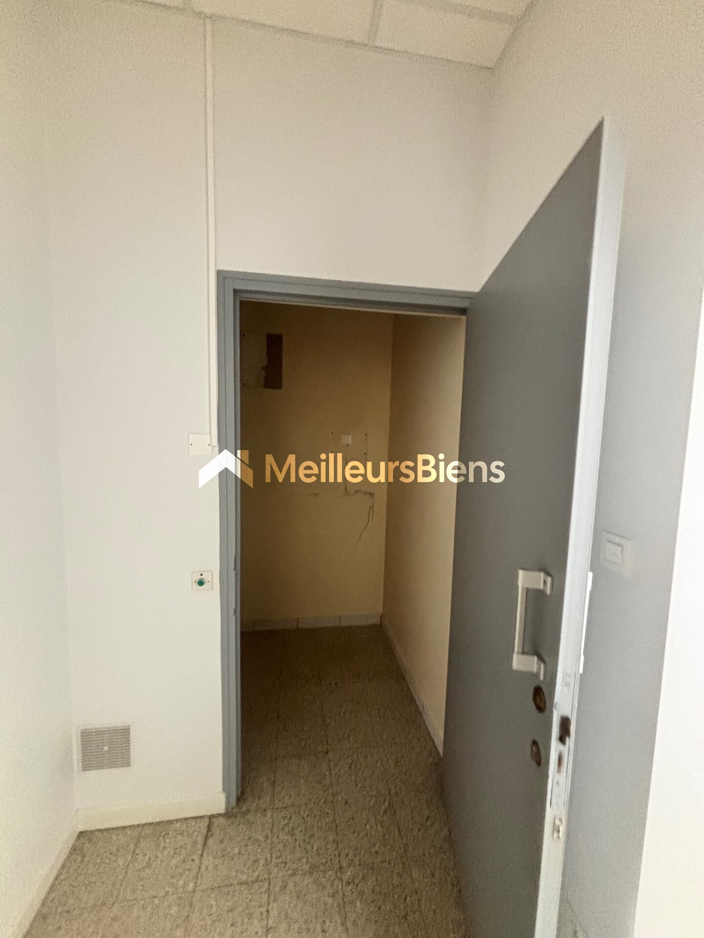 Local commercial spacieux de 146 m² - BATIMENT : MARNAY CENTRE