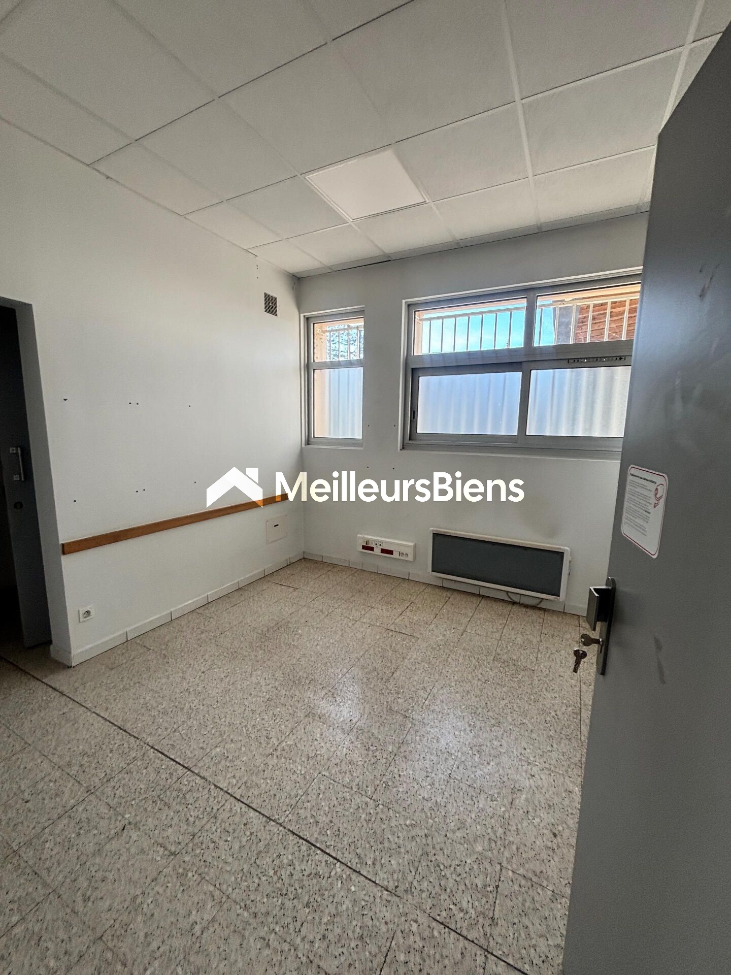 Local commercial spacieux de 146 m² - BATIMENT : MARNAY CENTRE