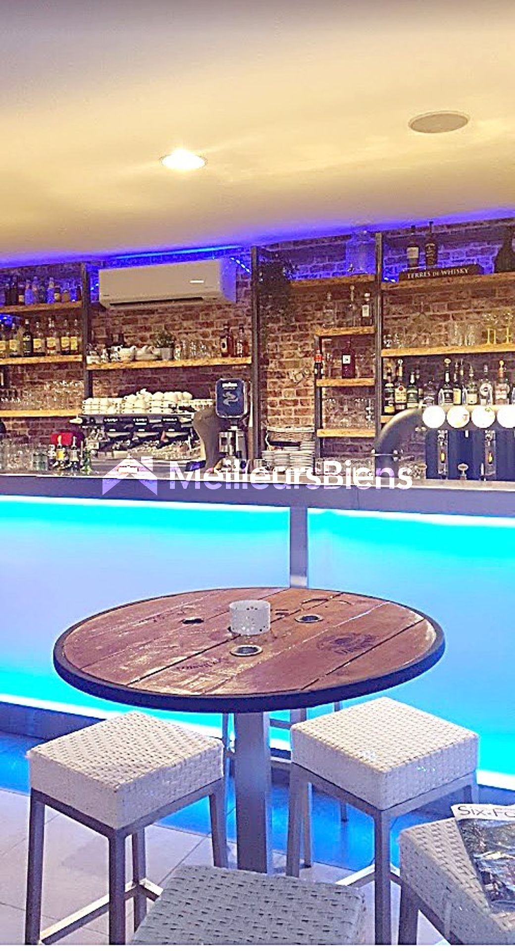 Six-fours les plages magnifique Bar restaurant les pieds dans l'eau de 188 M2