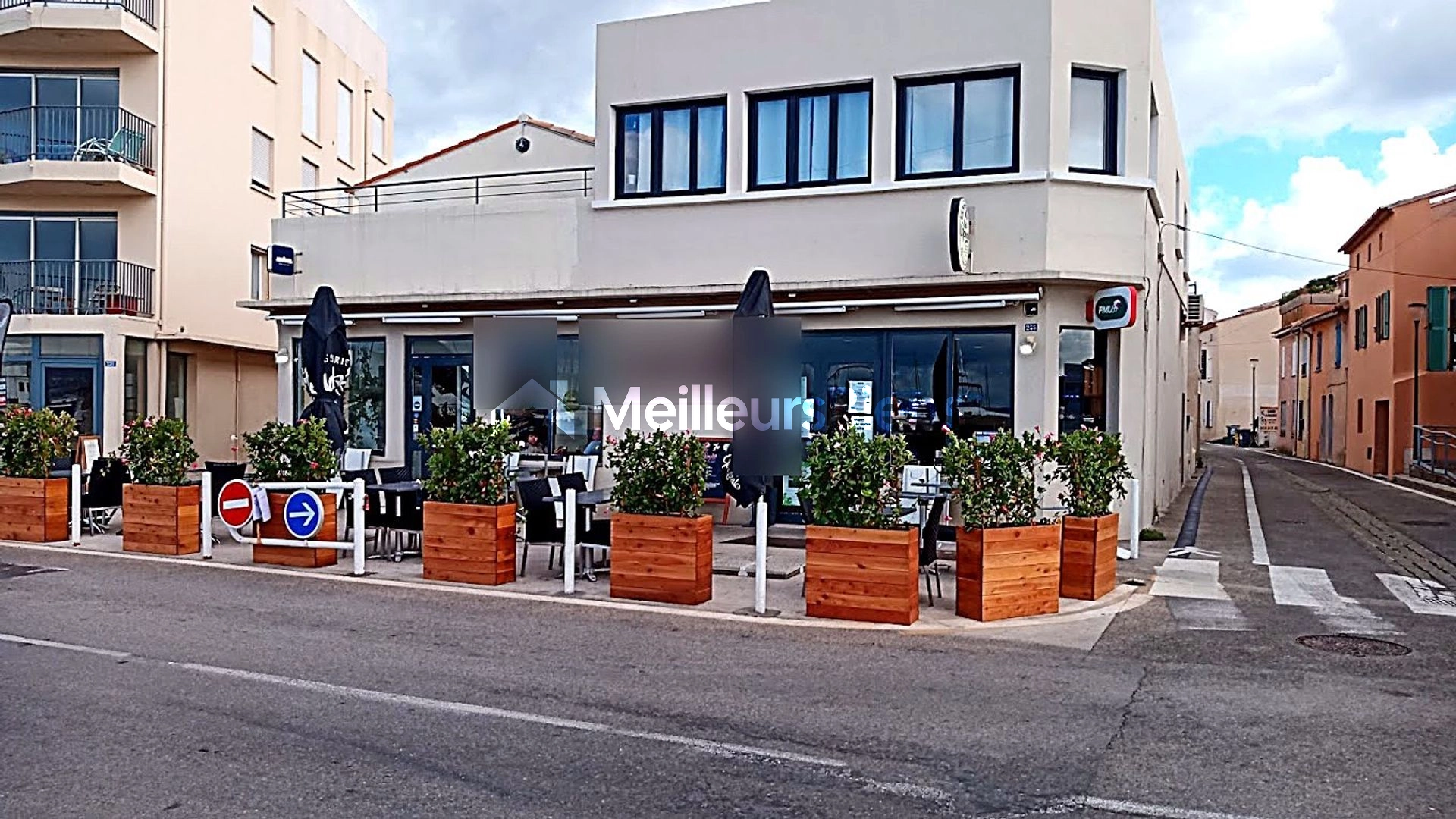 Six-fours les plages magnifique Bar restaurant les pieds dans l'eau de 188 M2