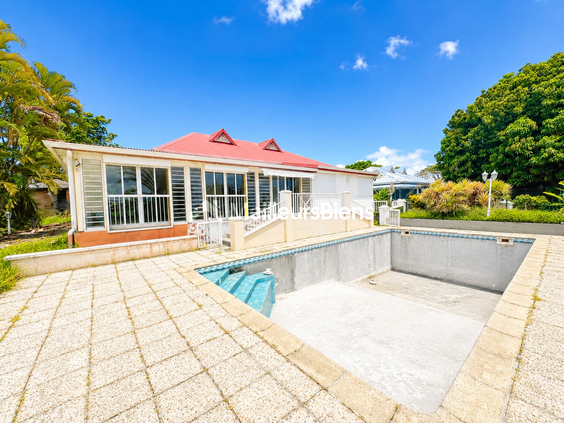 LA JAILLE - Villa Créole avec piscine sur parcelle arborée de 1 000m2