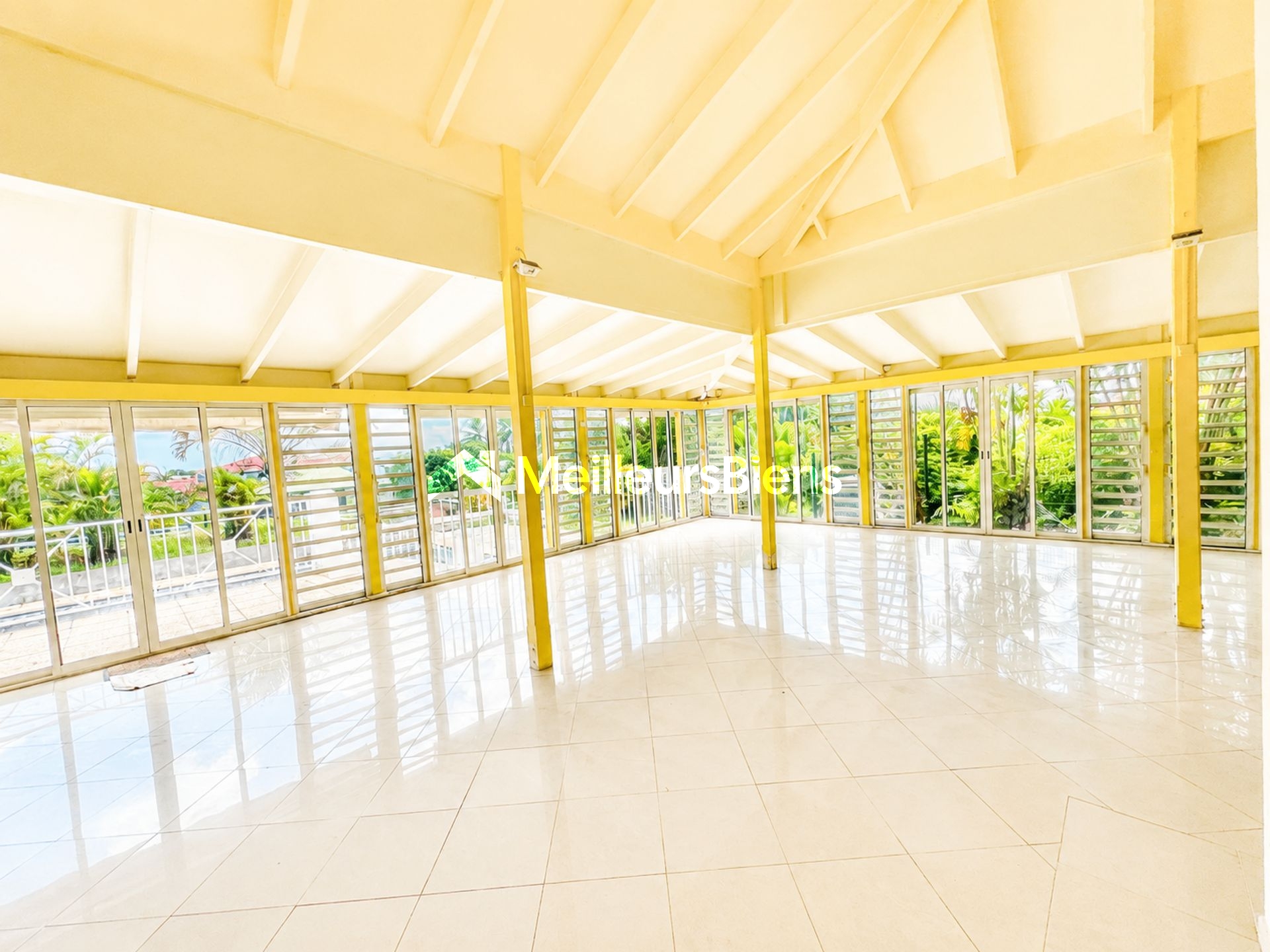 LA JAILLE - Villa Créole avec piscine sur parcelle arborée de 1 000m2
