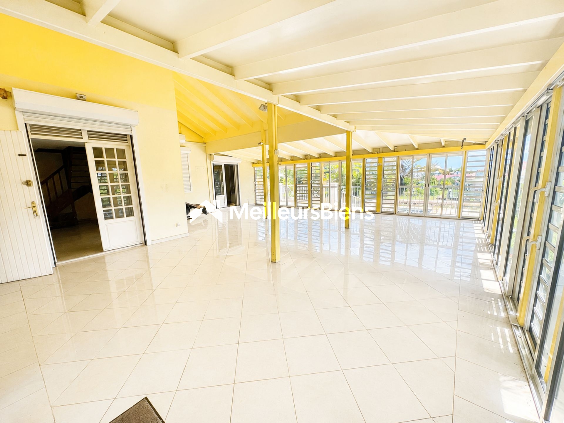 LA JAILLE - Villa Créole avec piscine sur parcelle arborée de 1 000m2