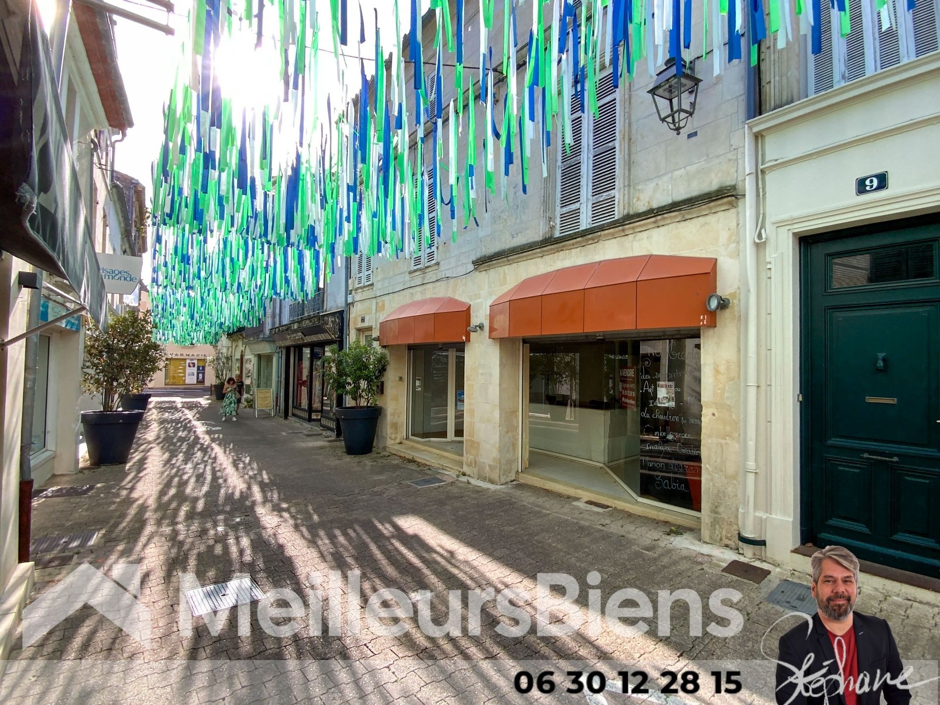 Immeuble habitation et commerce avec jardin rue piétonne Jonzac
