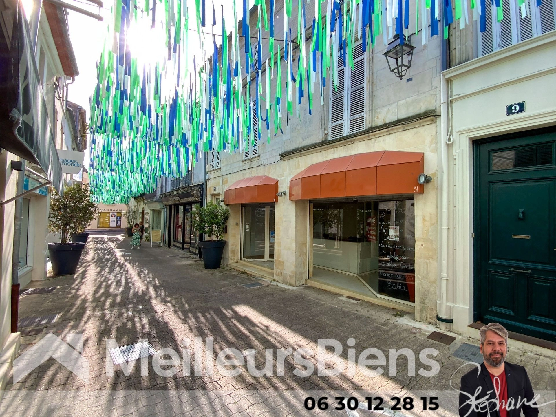 Immeuble habitation et commerce avec jardin rue piétonne Jonzac
