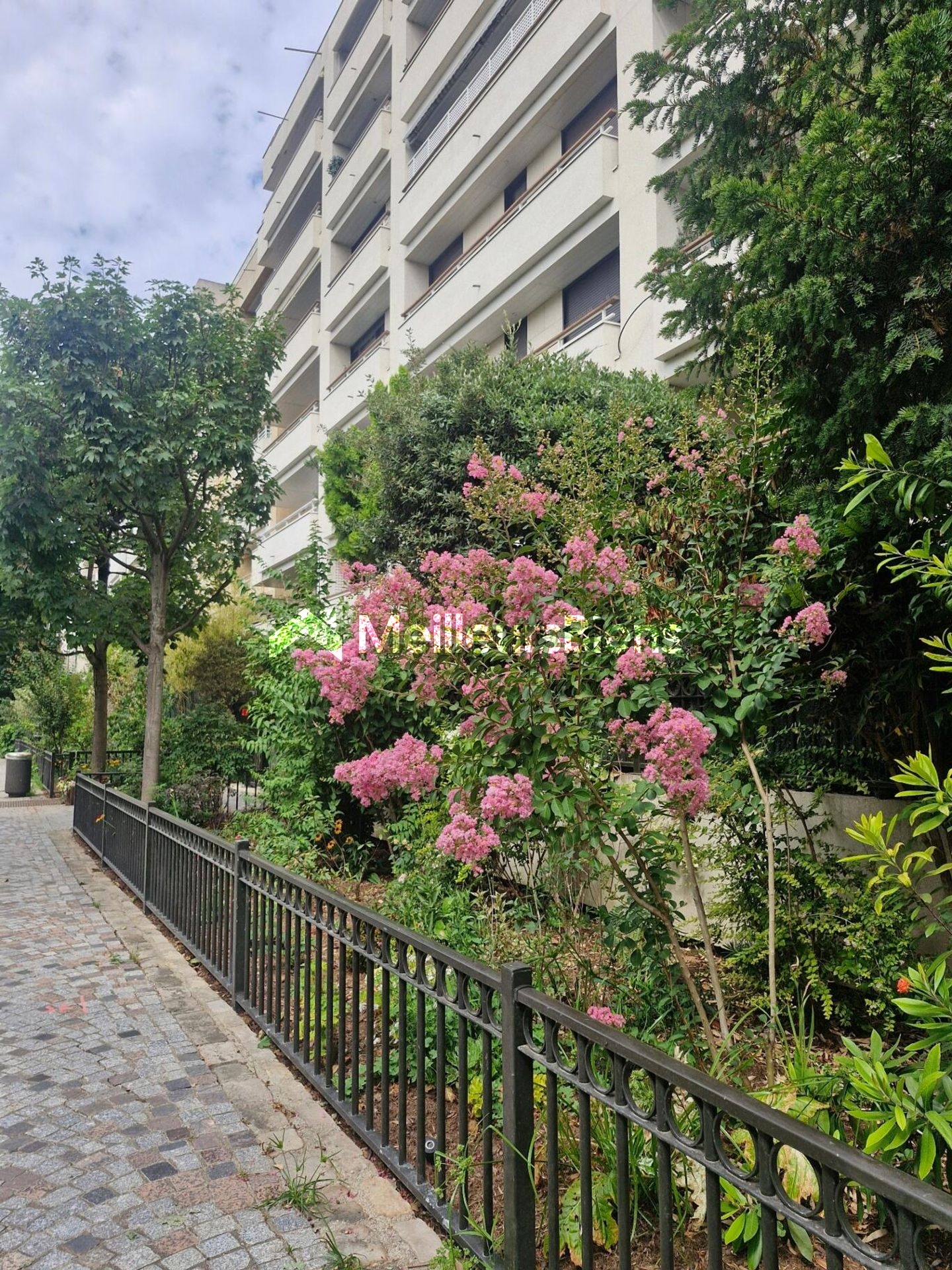 STUDIO POSIBILITE 2 PIECES DANS QUARTIER FLEURI RARE