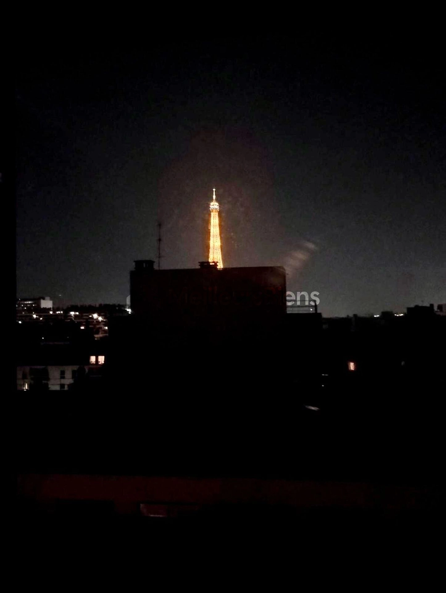 A louer PARIS 15 NORD grand F4 traversant étage élevé balcon