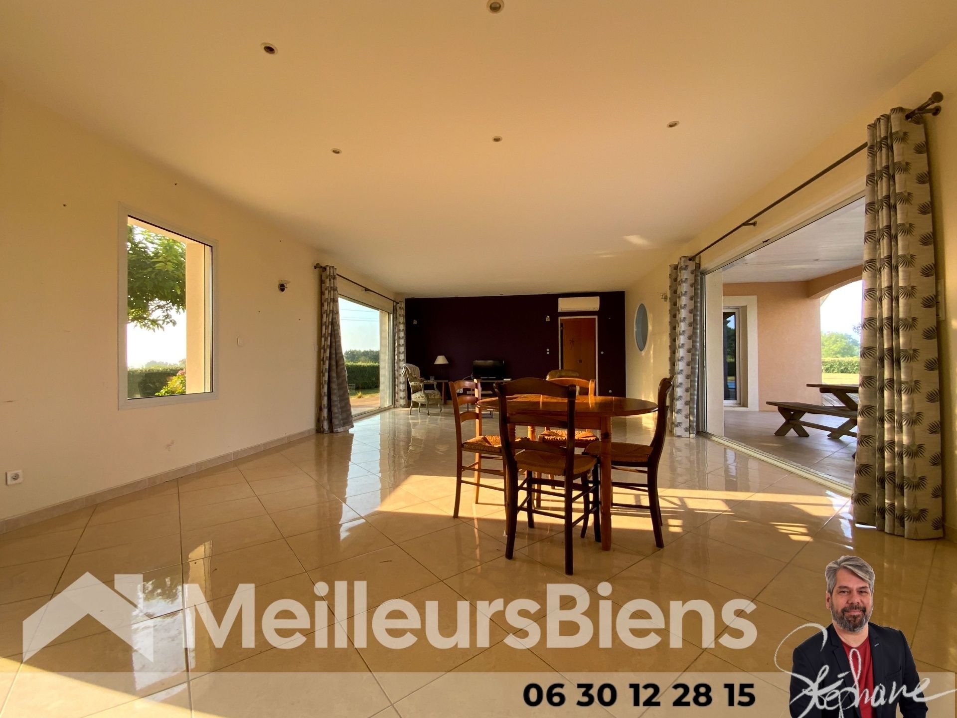 Maison familiale avec terrasse piscine.