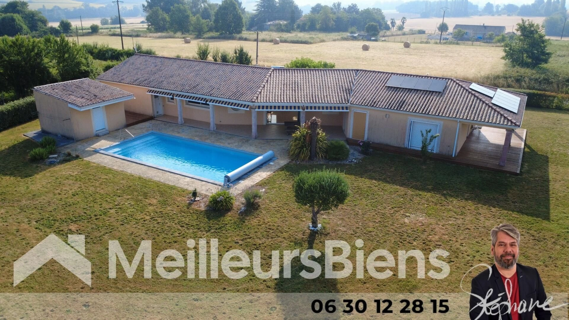 Maison familiale avec terrasse piscine.