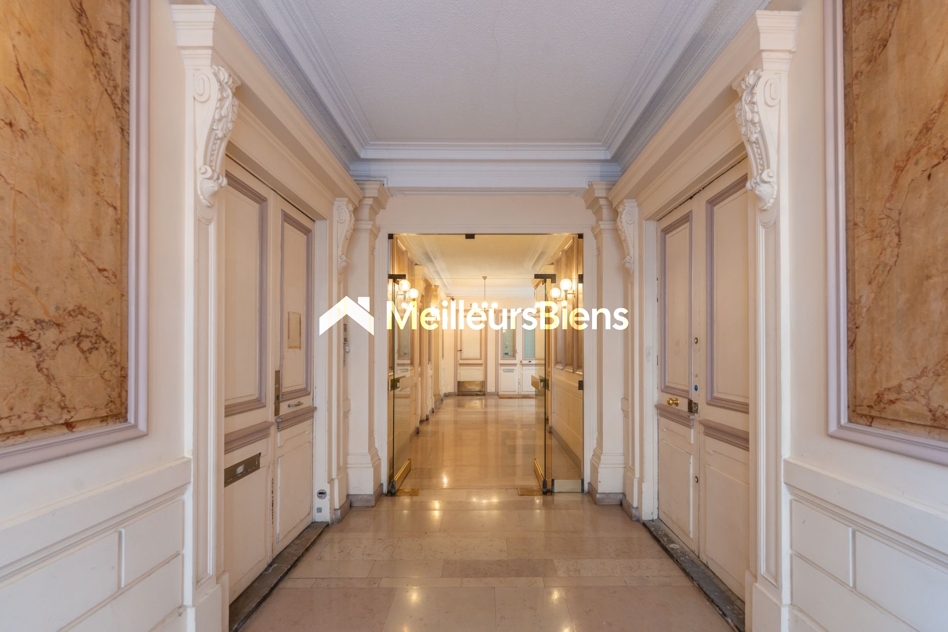 APPARTEMENT FAMILIAL  RENOVE DANS RUE CALME - QUARTIER ARSENAL