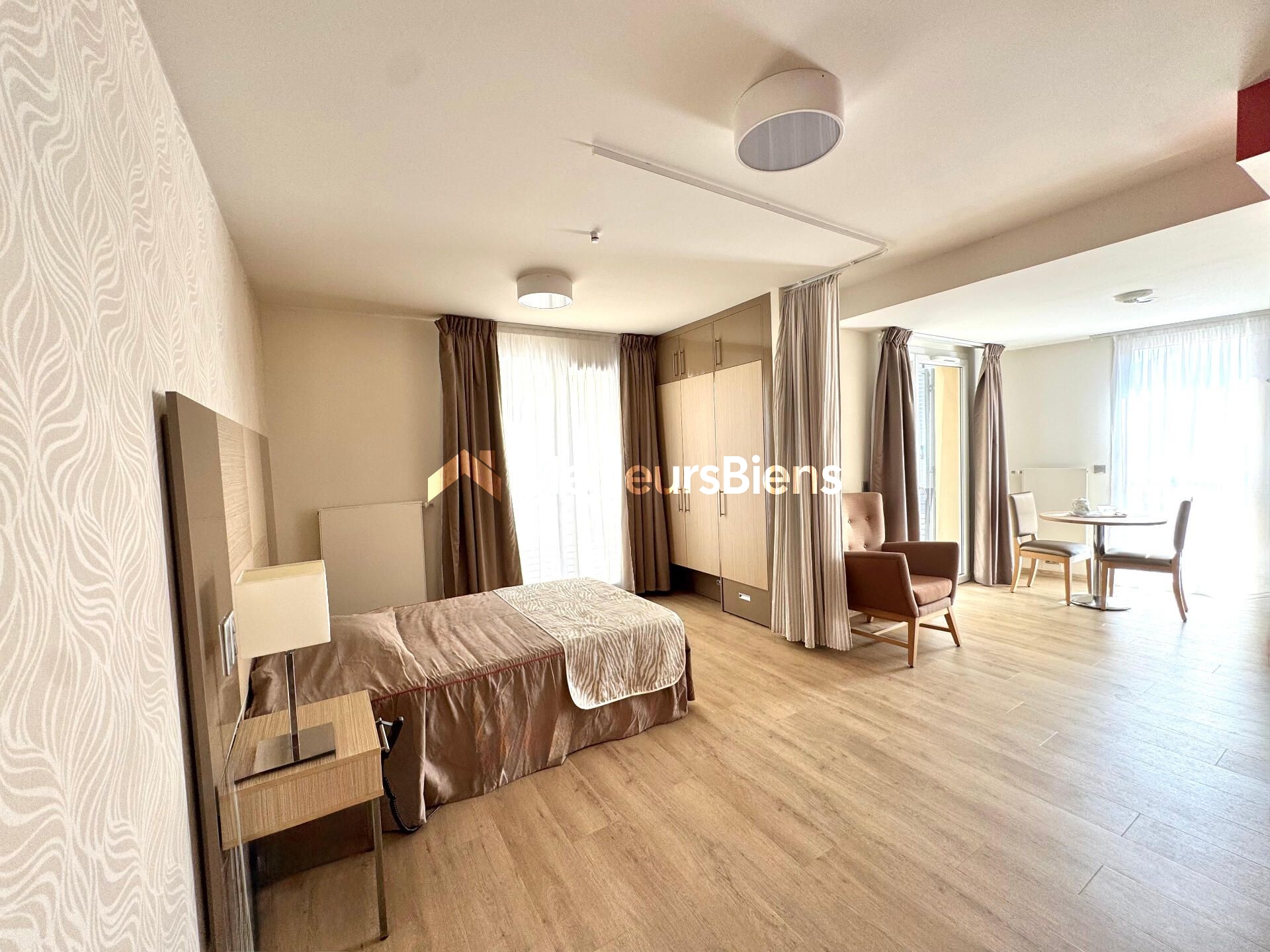 Fréjus centre -appartement meublé avec terrasse résidence sécurisée avec services