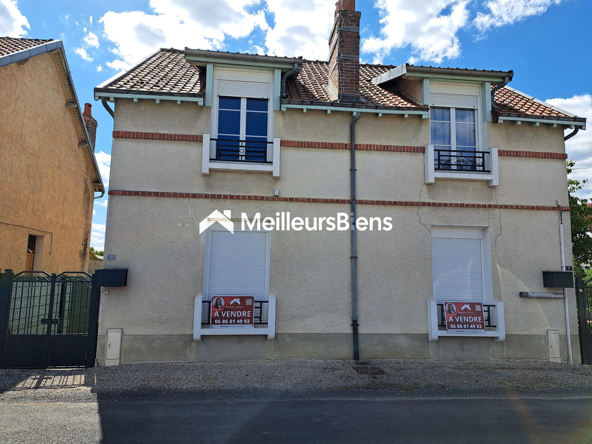 Ensemble de deux maisons jumelées à rafraîchir sur petits terrains privatifs.