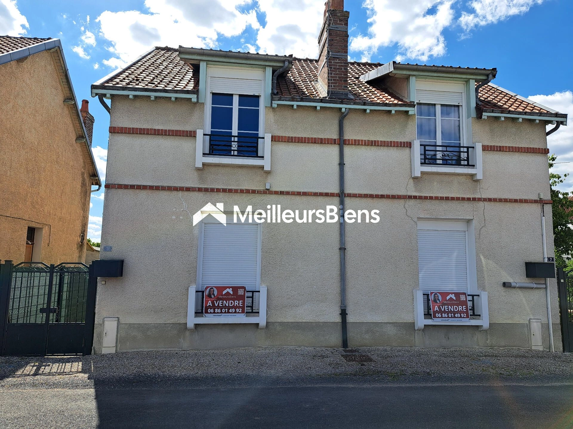 Ensemble de deux maisons jumelées à rafraîchir sur petits terrains privatifs.