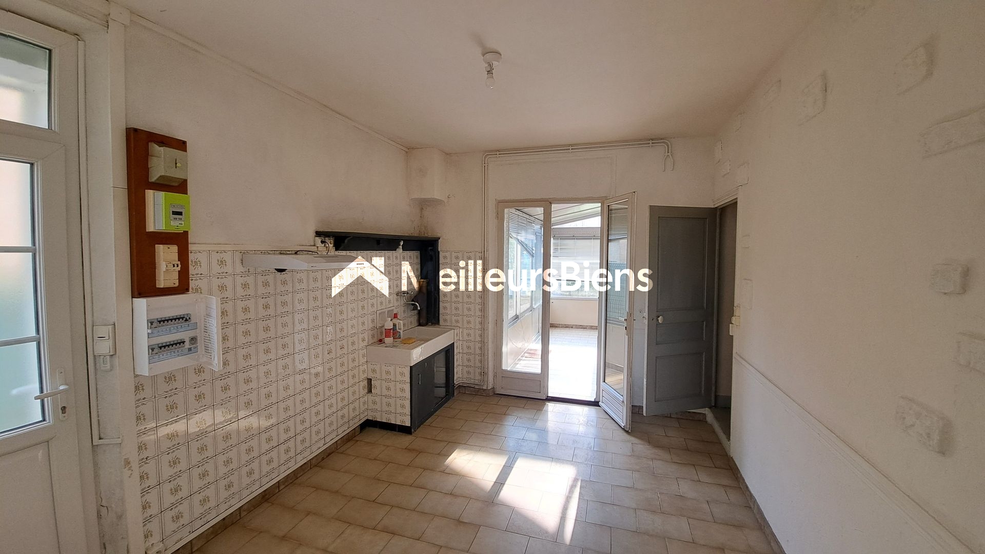 Ensemble de deux maisons jumelées à rafraîchir sur petits terrains privatifs.