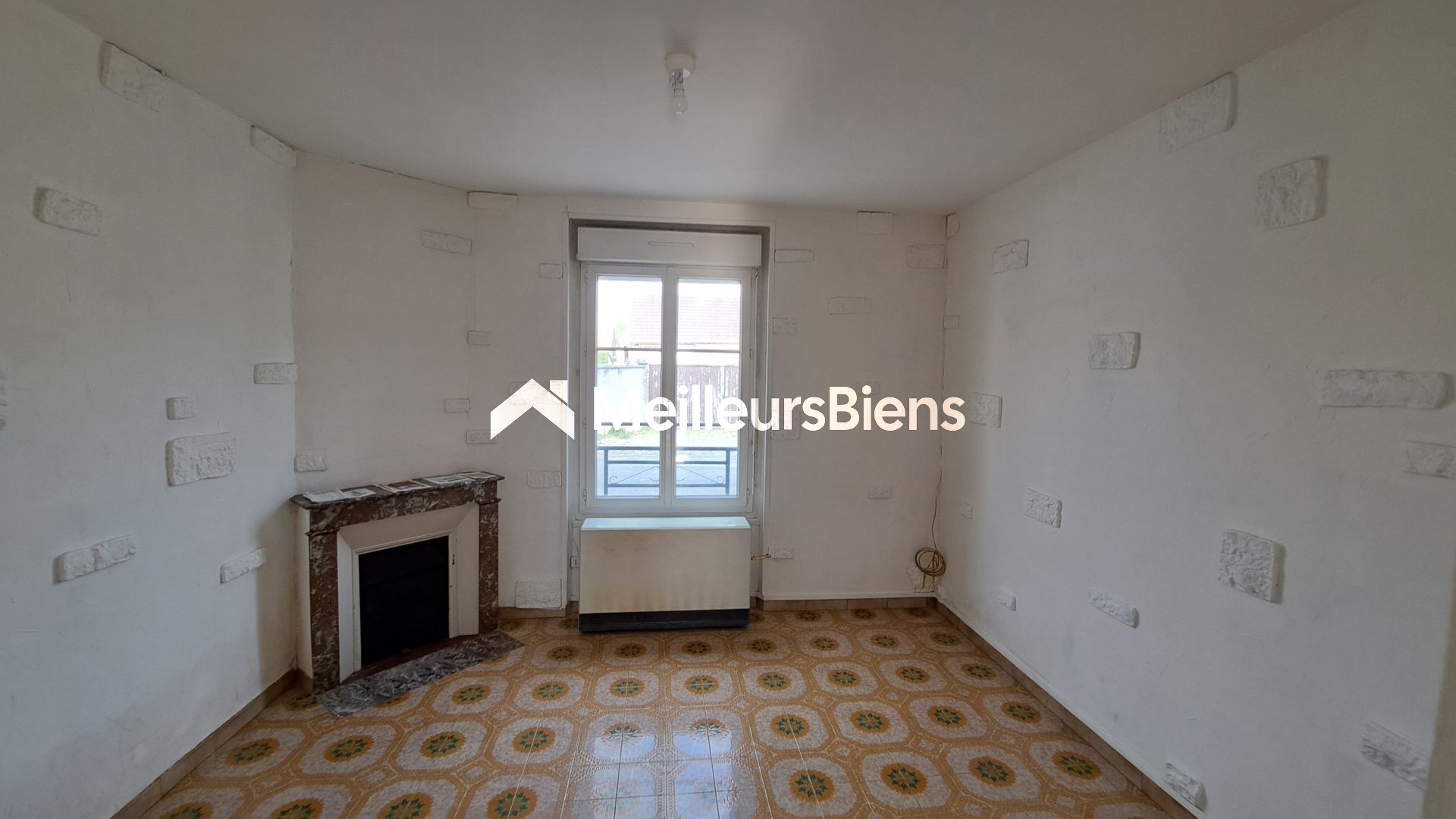 Ensemble de deux maisons jumelées à rafraîchir sur petits terrains privatifs.
