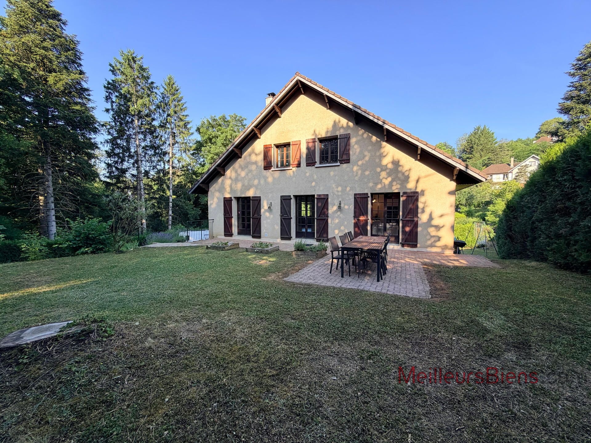 Maison familiale rénovée - 7 pièces - 5 chambres - Grand jardin - Lons-le-Saunier