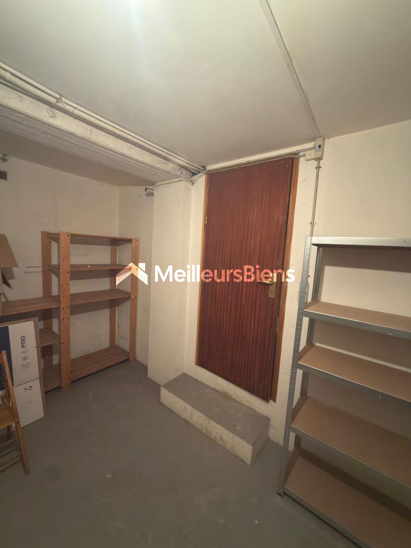 Cave aménagée 16,5 m² – Paris 17e, à 5 min de l'Arc de Triomphe