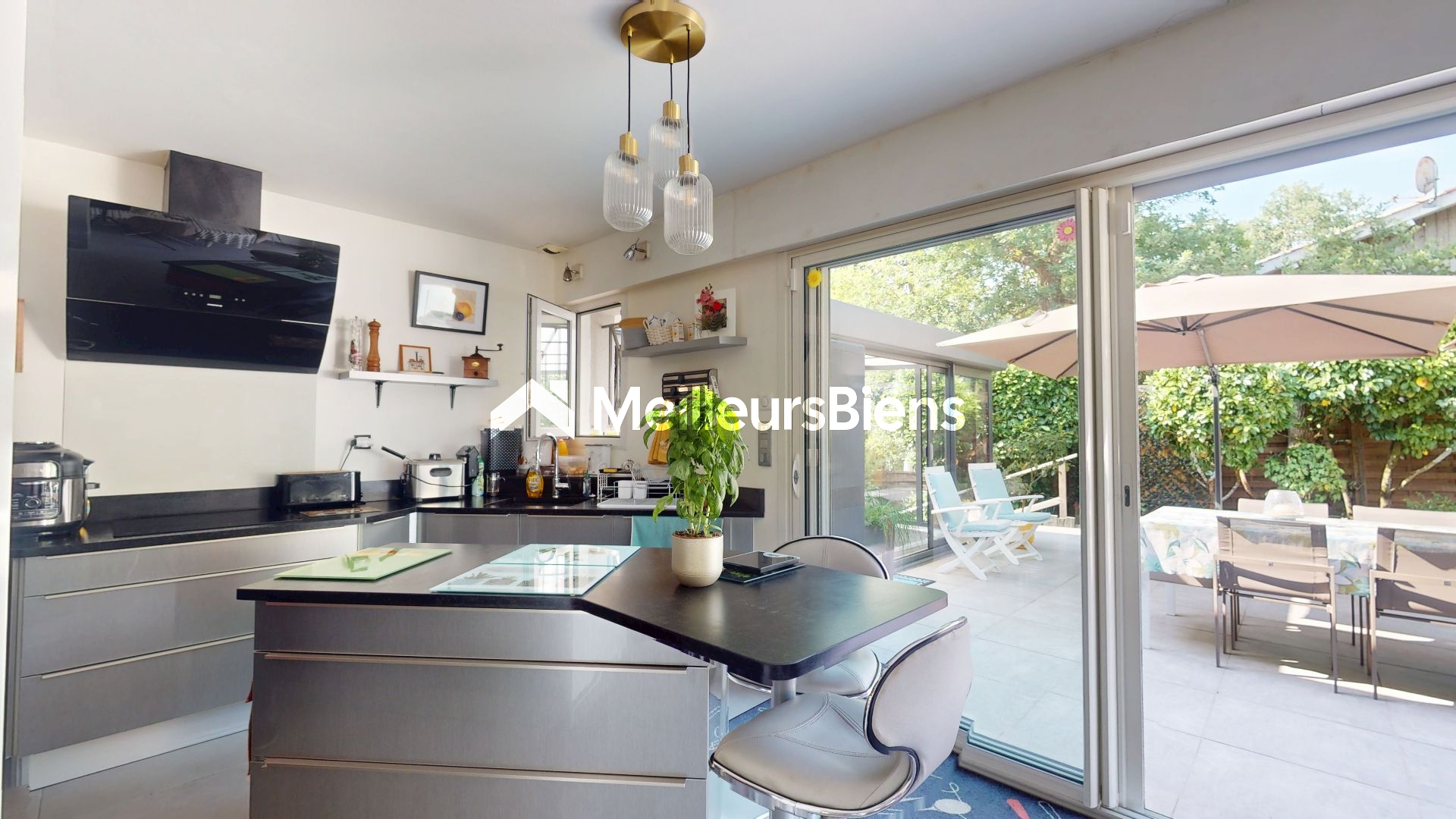 Maison à étage avec ascenseur, piscine et jardin 827 m2