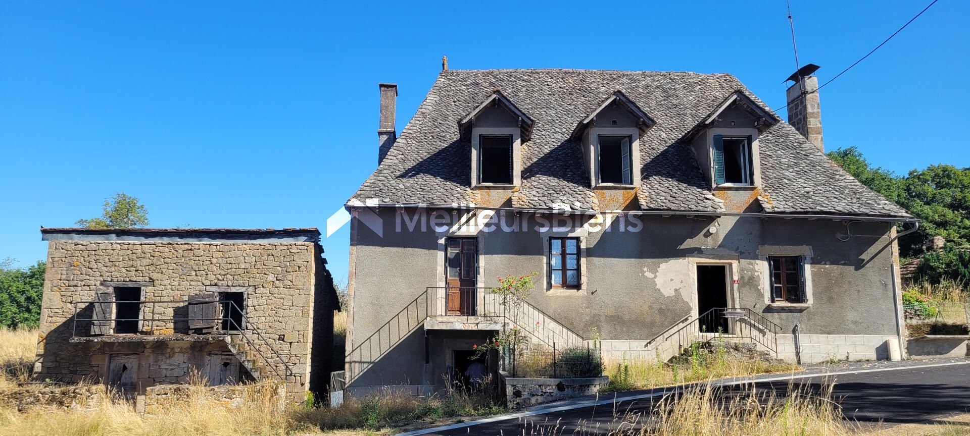 Maison de campagne à rénover avec annexes et terrain