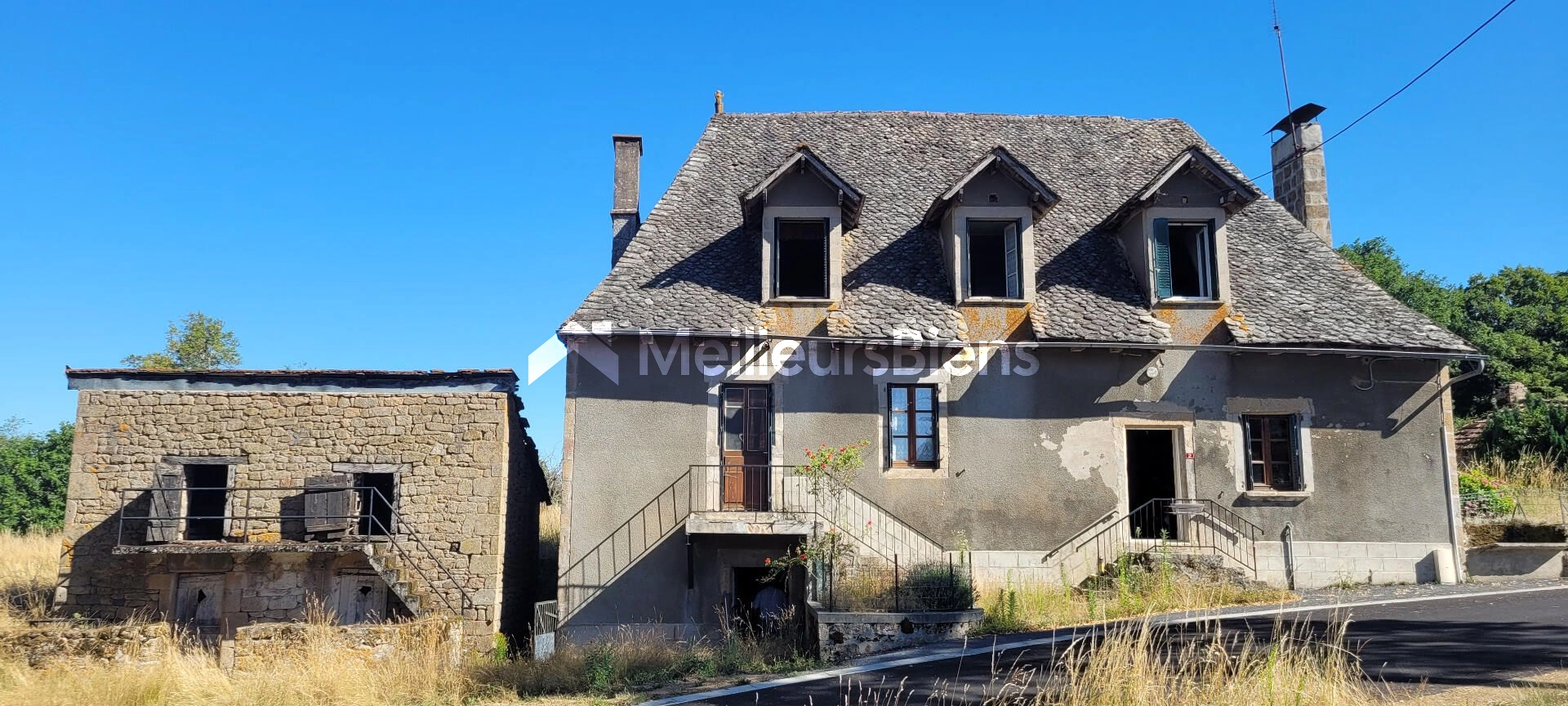 Maison de campagne à rénover avec annexes et terrain