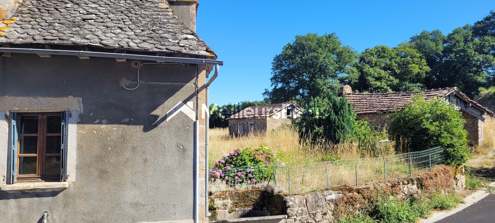 Maison de campagne à rénover avec annexes et terrain