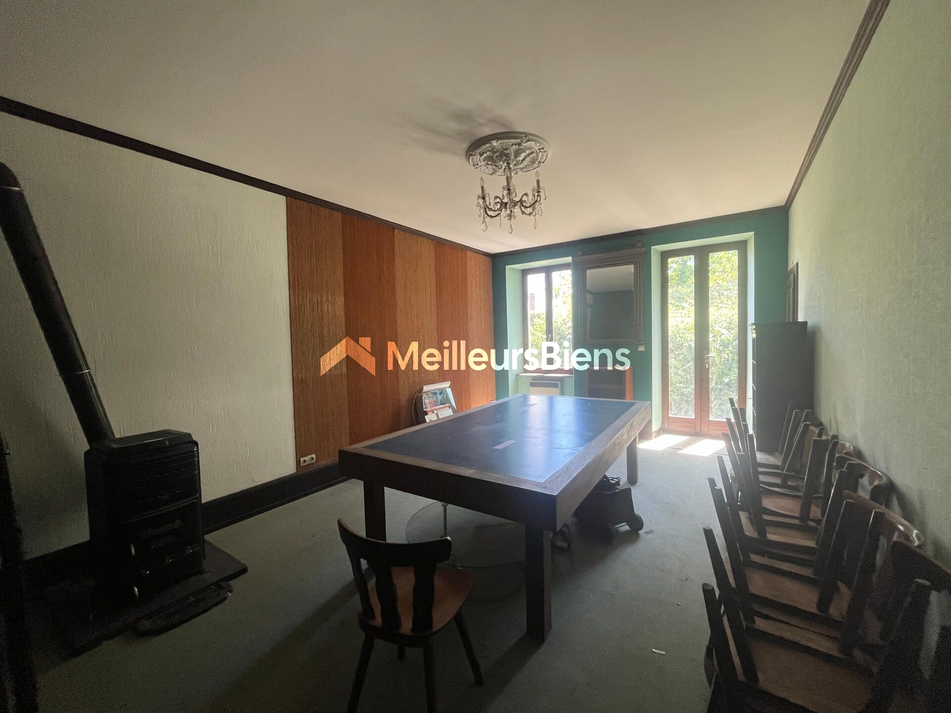 Solide maison en pierres de 300 m², idéal investisseurs, familles nombreuses...)