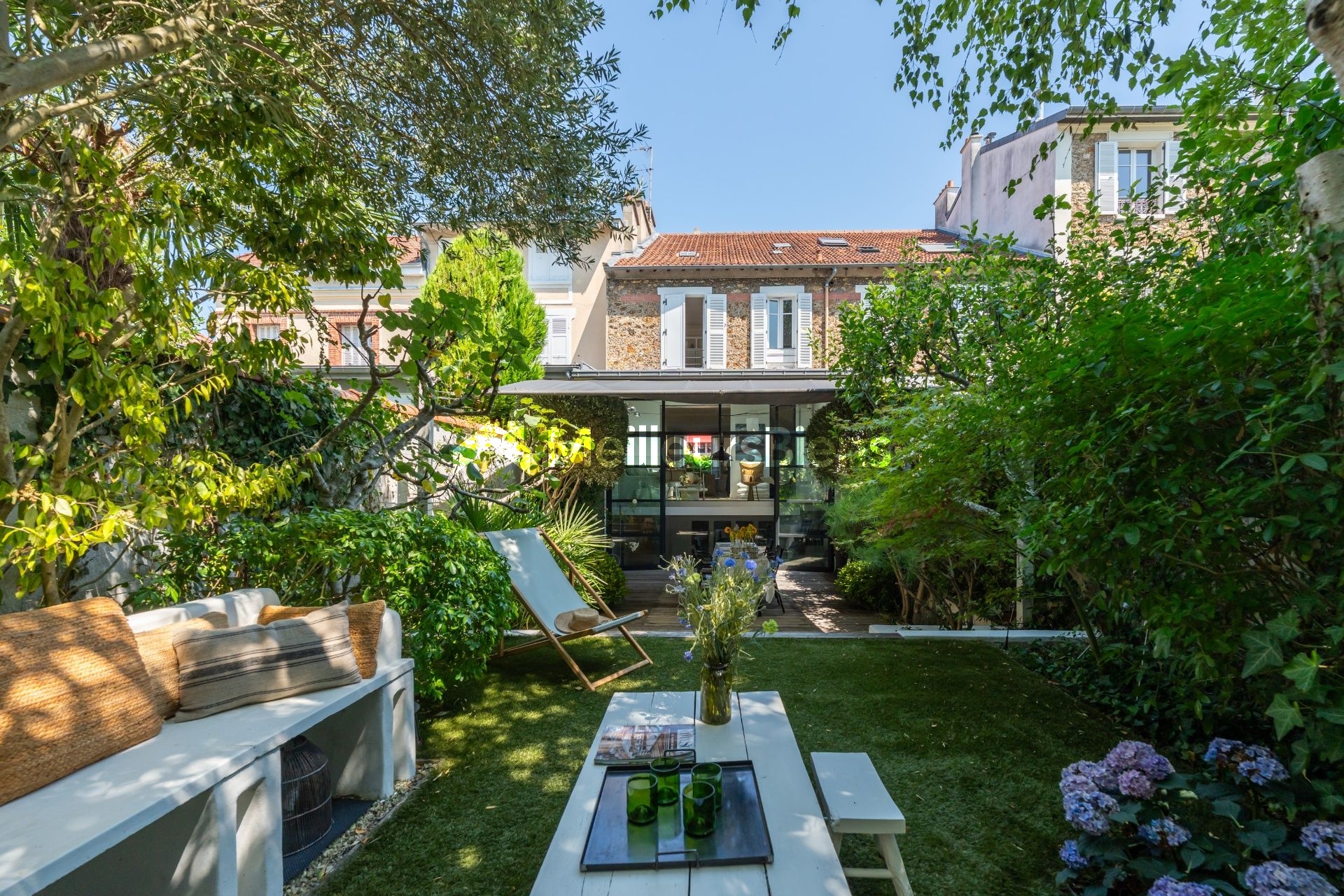 MAISON FAMILIALE DE CARACTERE AVEC JARDIN PROCHE DU BOIS DE VINCENNE