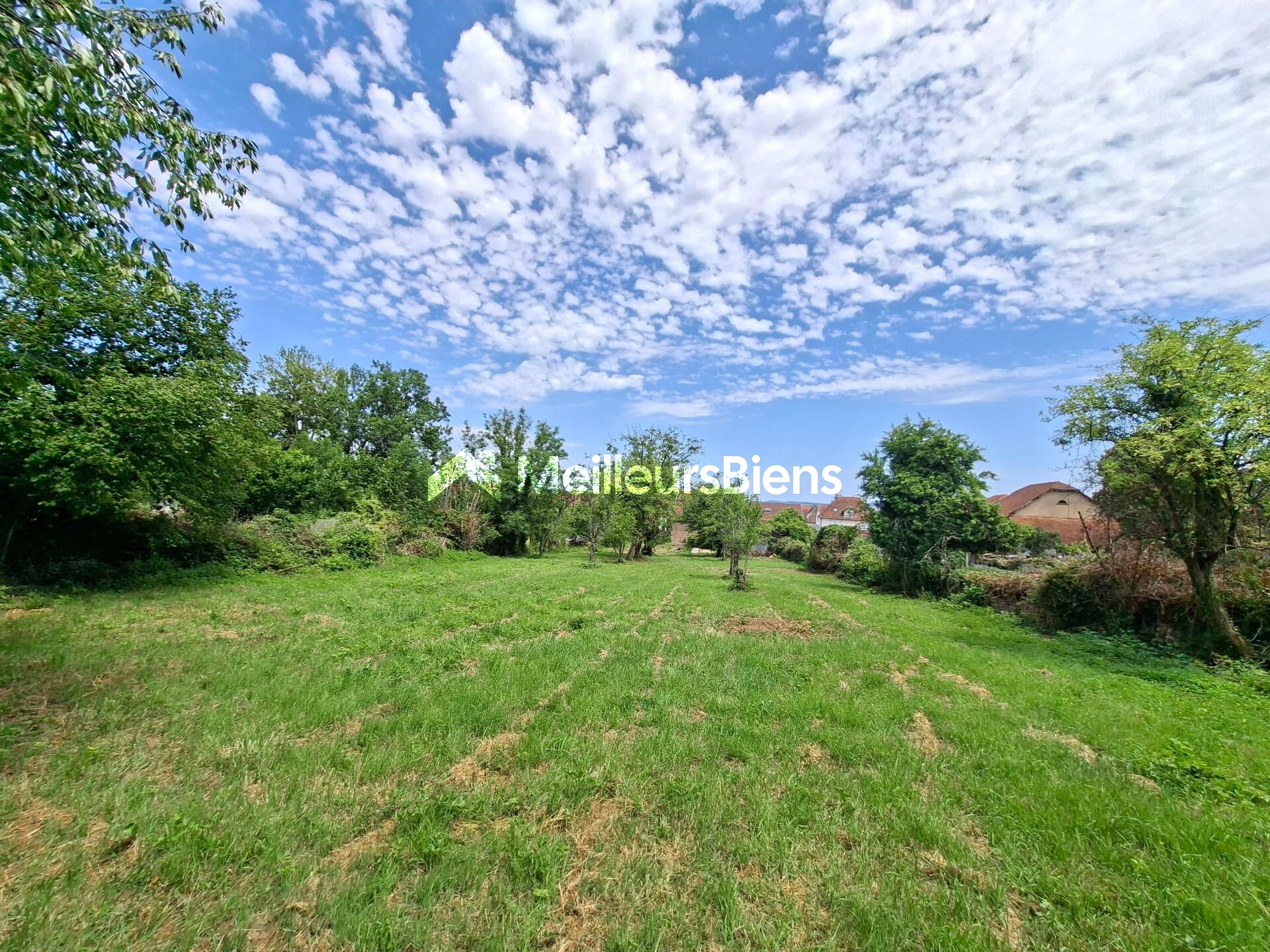 Très belle situation pour ce terrain constructible viabilisé de 700 m²