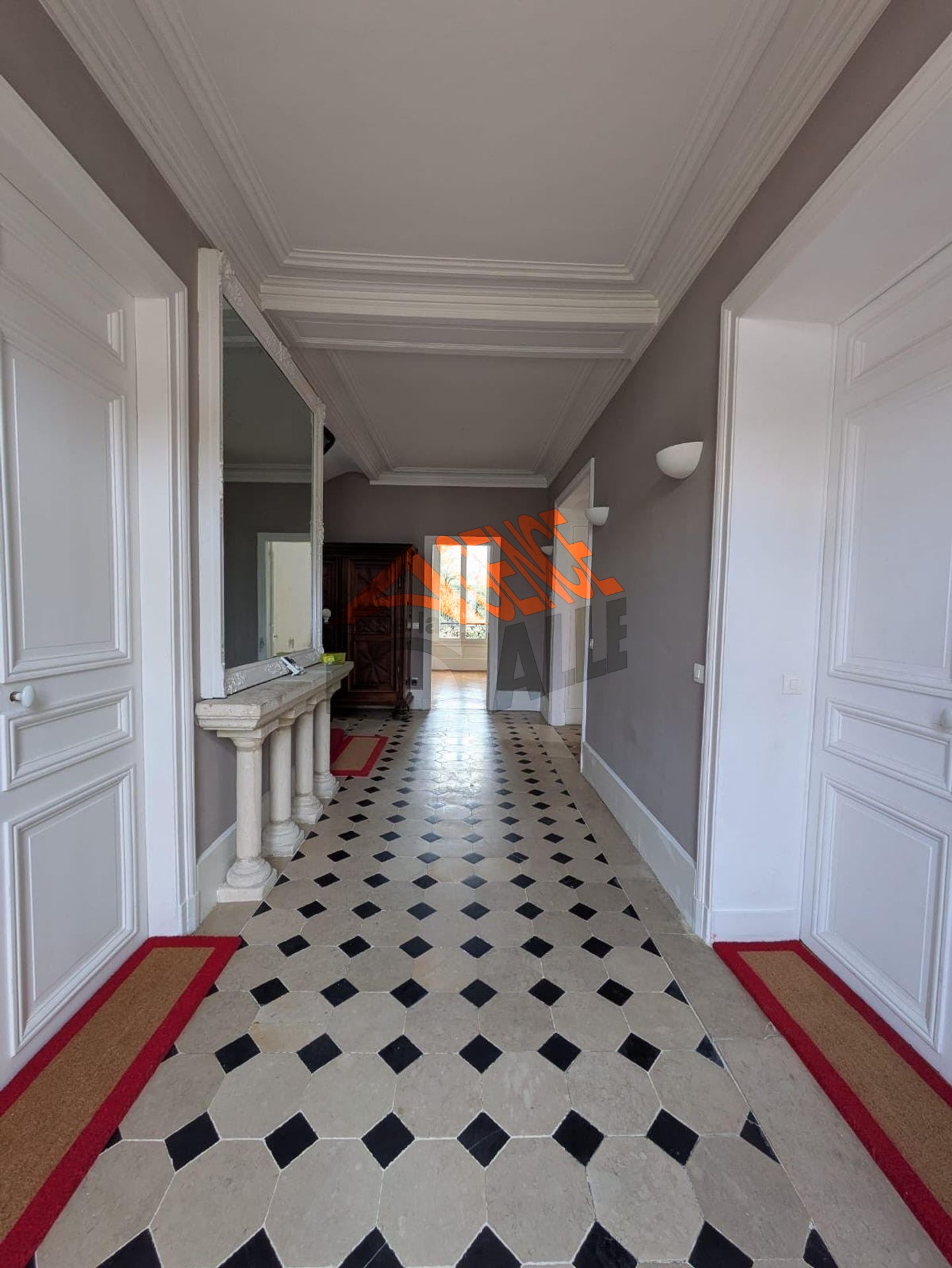 Sublime demeure bourgeoise d'une superficie de 240m² idéalement située au coeur du centre ville de Luzarches