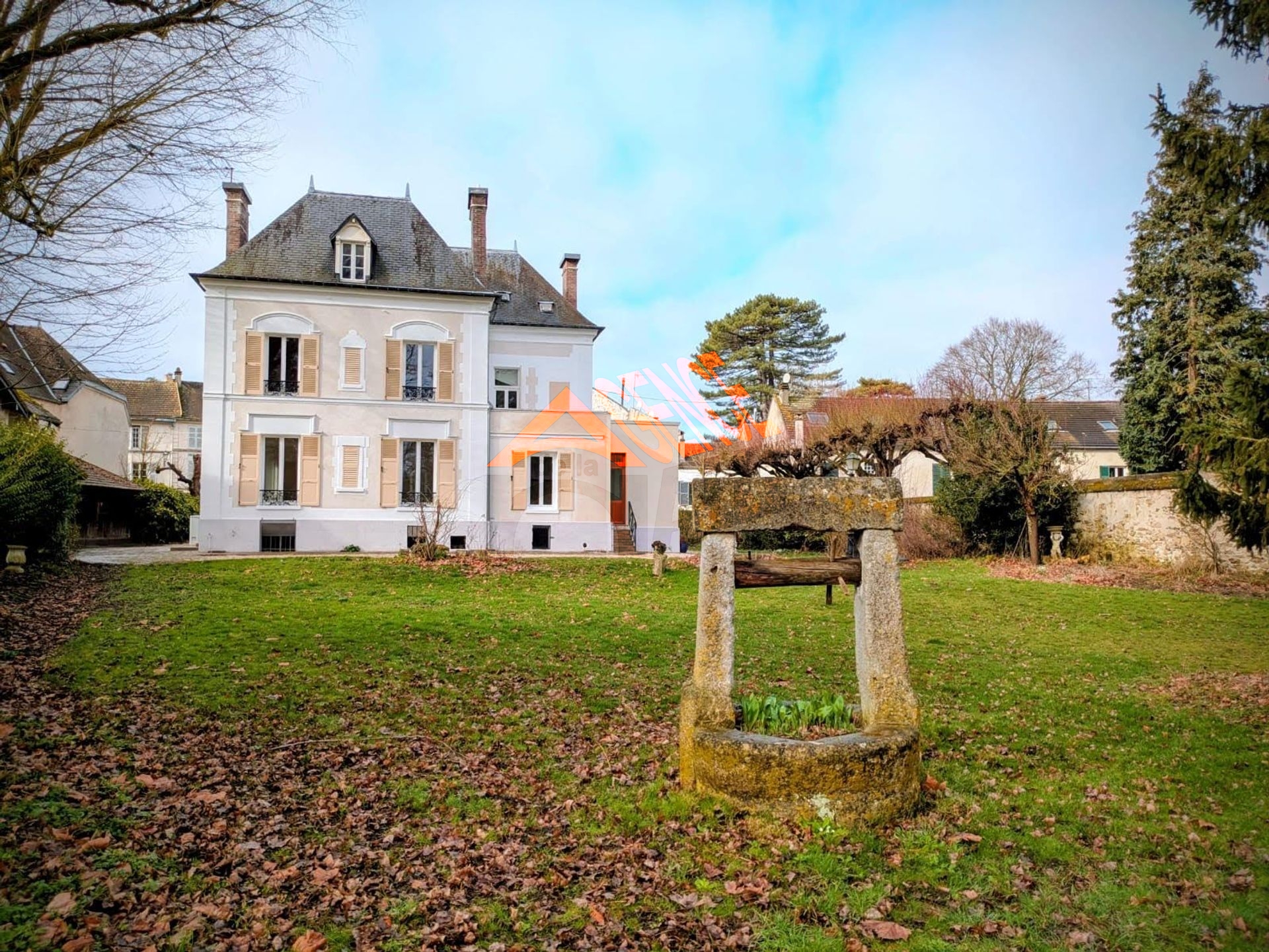 Sublime demeure bourgeoise d'une superficie de 240m² idéalement située au coeur du centre ville de Luzarches