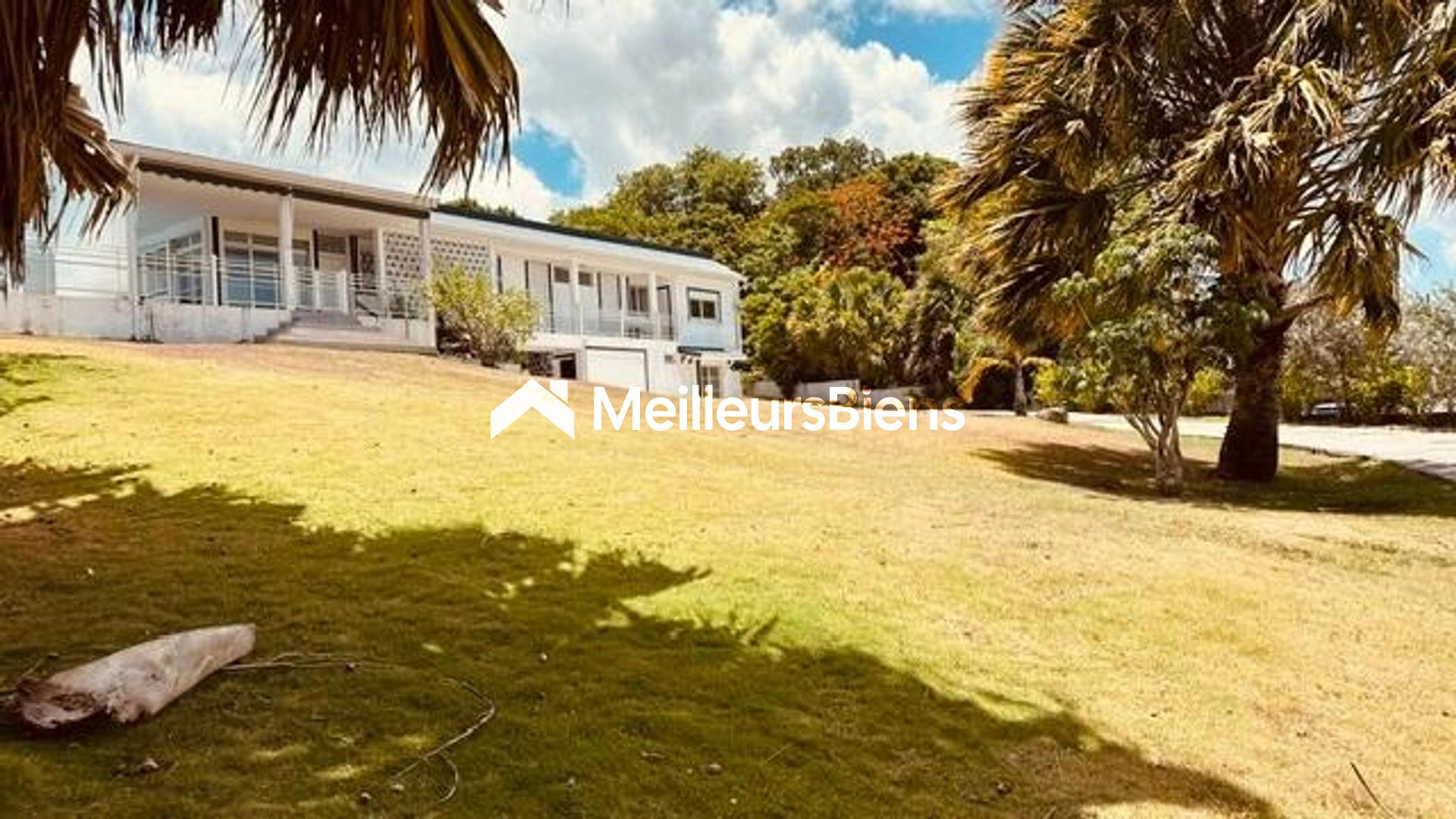 A LOUER SUR LA COMMUNE DES ABYMES GRANDE VILLA T5 +T2 AVEC PISCINE SUR 2000 M² DE TERRAIN