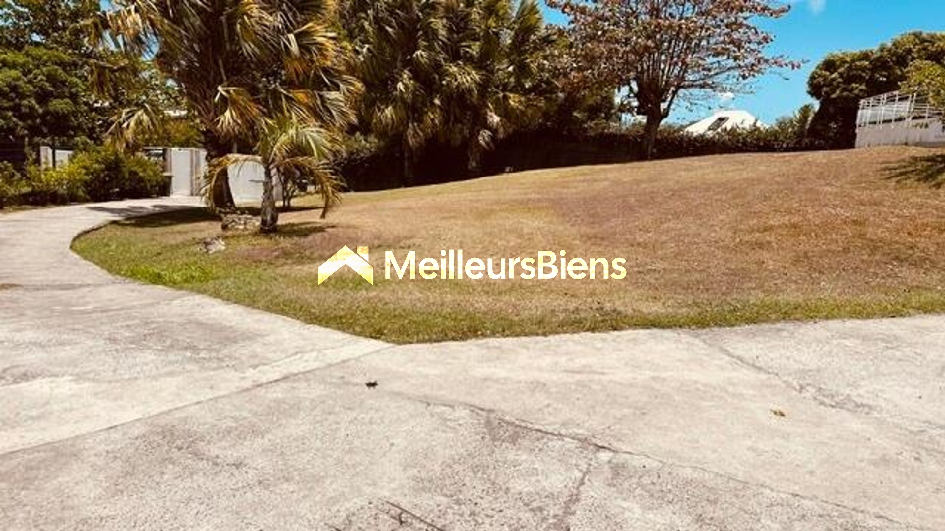 A LOUER SUR LA COMMUNE DES ABYMES GRANDE VILLA T5 +T2 AVEC PISCINE SUR 2000 M² DE TERRAIN