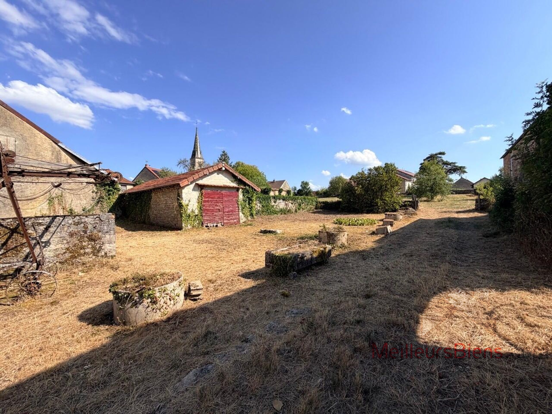 Ferme 122 m² à réhabiliter à Vevy avec terrain de 2 709 m² et dépendances