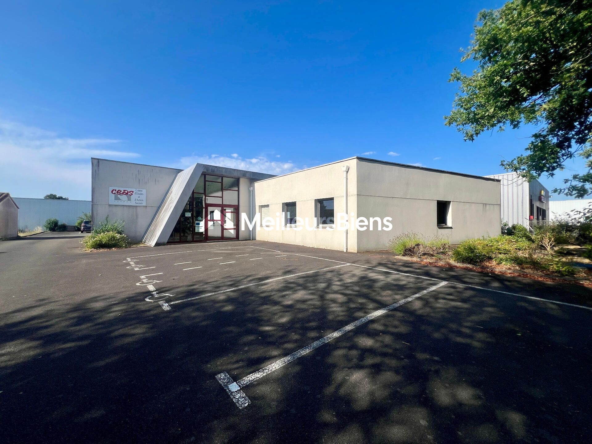 Bureau 386 m² à La Roche-sur-Yon zone BEL, 23 pièces et parkings