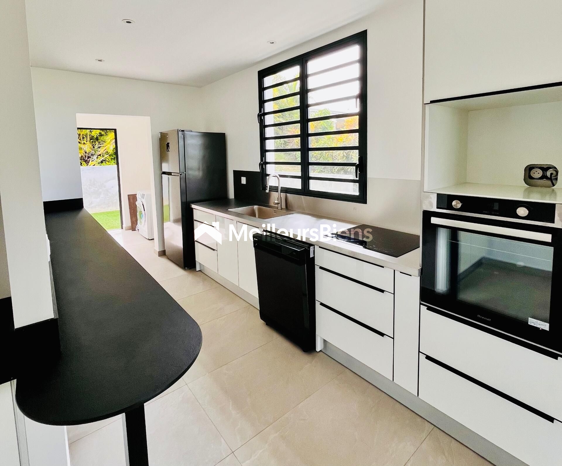 Maison divisée en deux appartements neufs meublés T3 et T5, proche CHU, piscine, terrasses