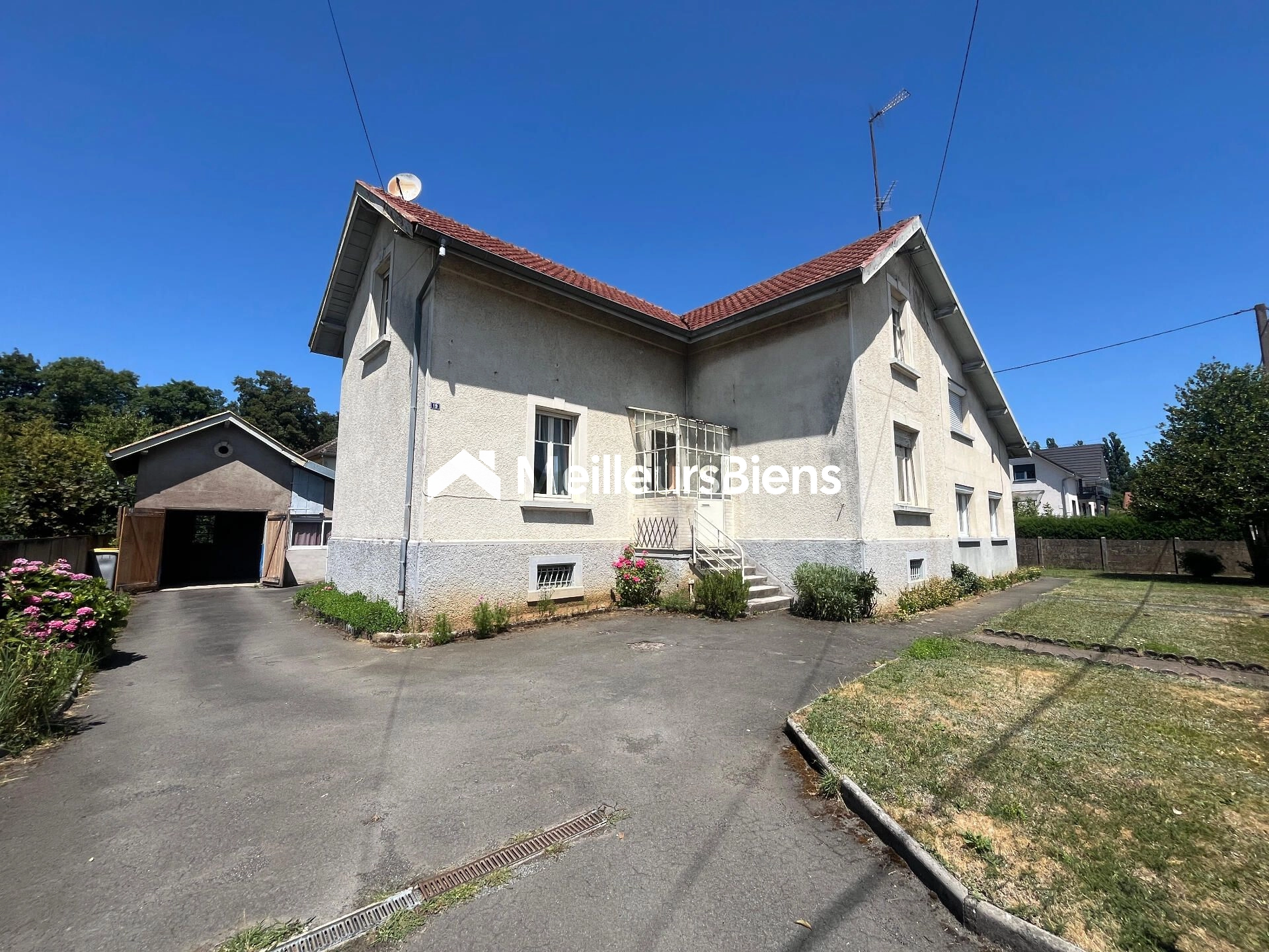 Ensemble immobilier de 187 m² composé de deux maisons mitoyennes.