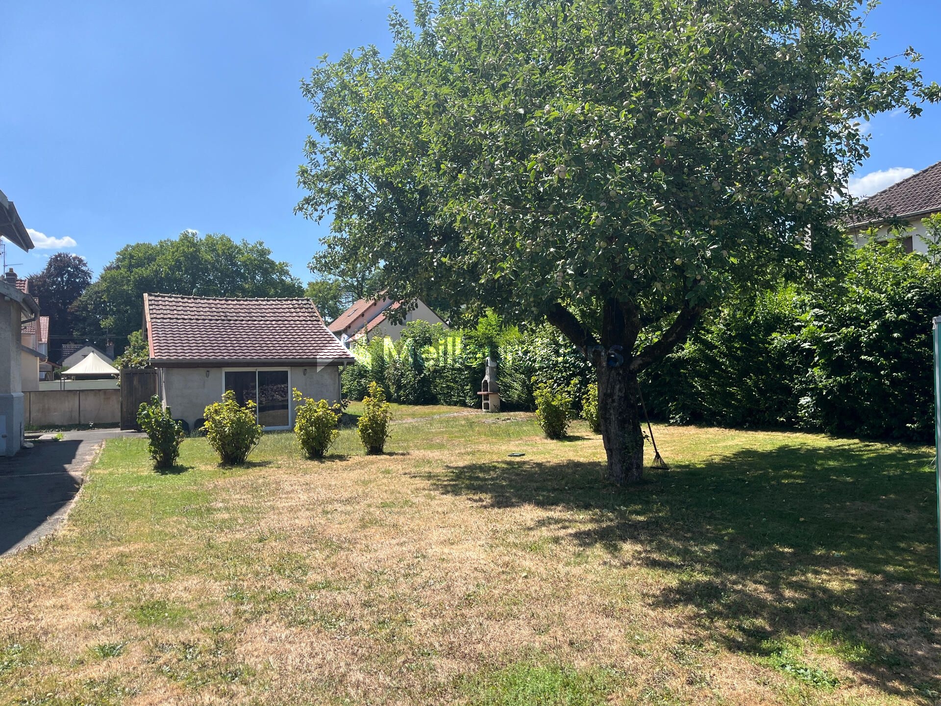 Ensemble immobilier de 187 m² composé de deux maisons mitoyennes.