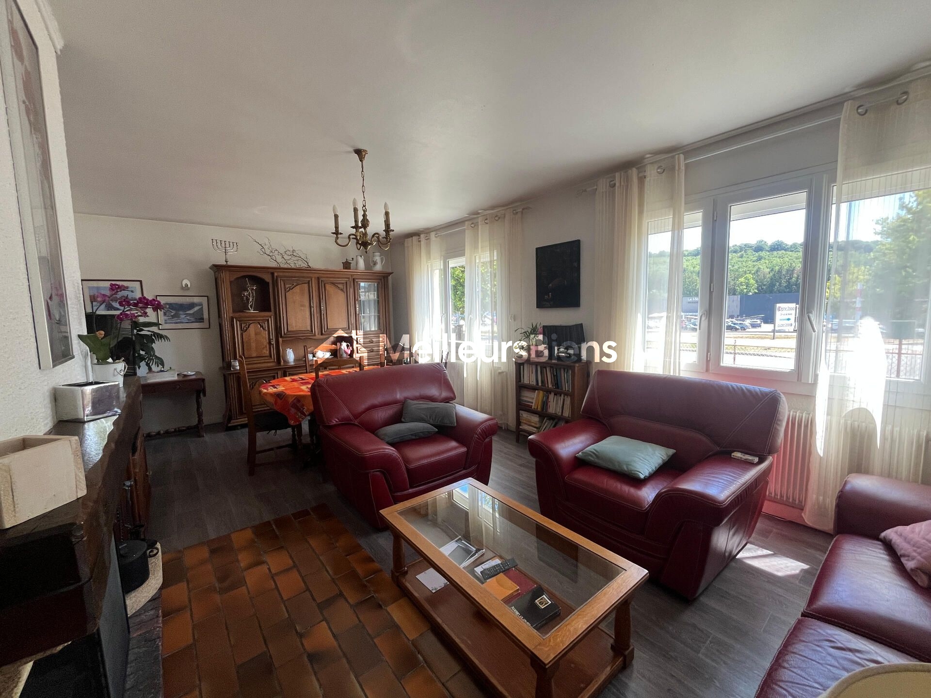 Ensemble immobilier de 187 m² composé de deux maisons mitoyennes.