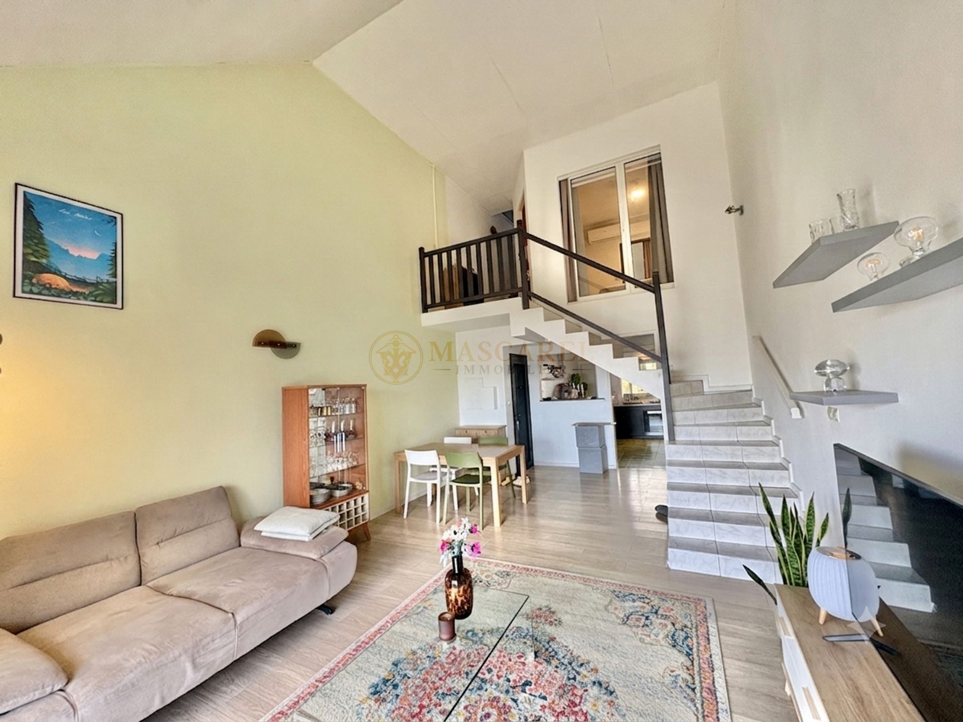 Beau Triplex Centre-ville Saint-Pierre