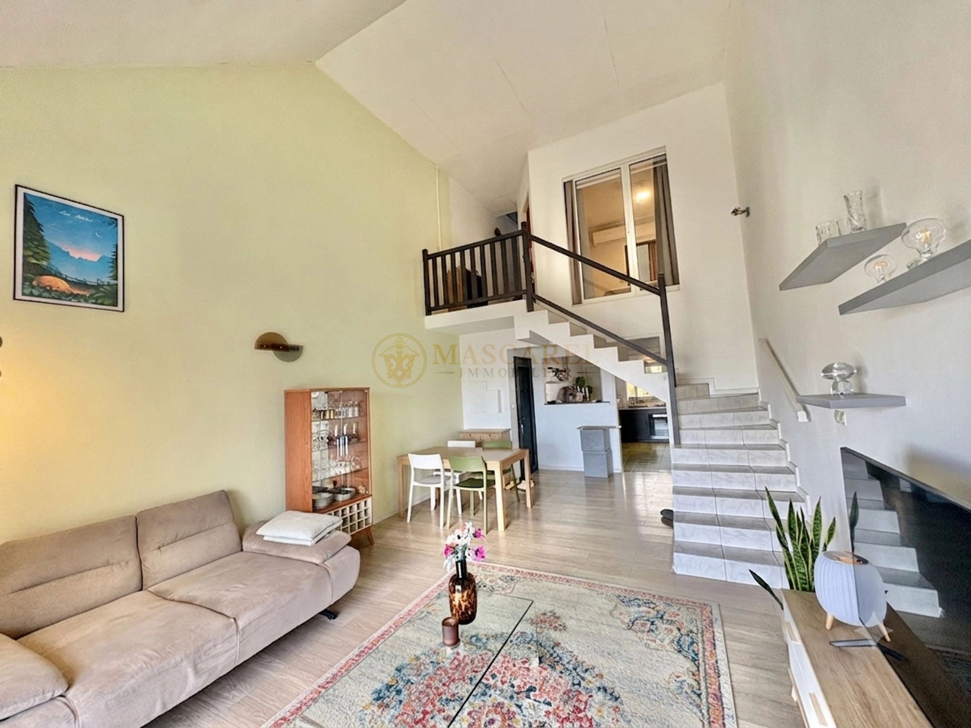Beau Triplex Centre-ville Saint-Pierre