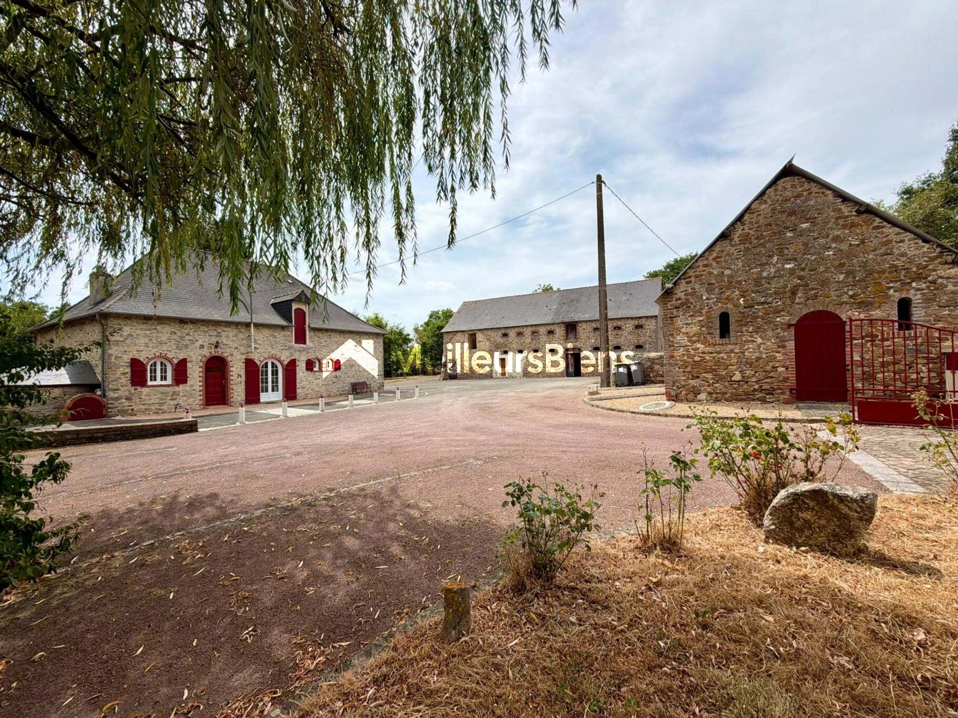 Maison en pierres de plain-pied avec dépendances sur 2,5 hectares – Saint-Saturnin-du-Limet (à 5 min de Renazé)