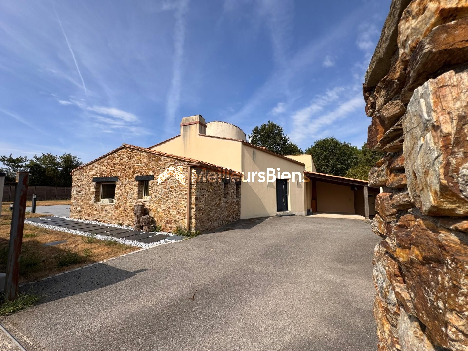 Ensemble immobilier maison principale de 200.m 2 hab + 2 maisons annexes indépendantes
