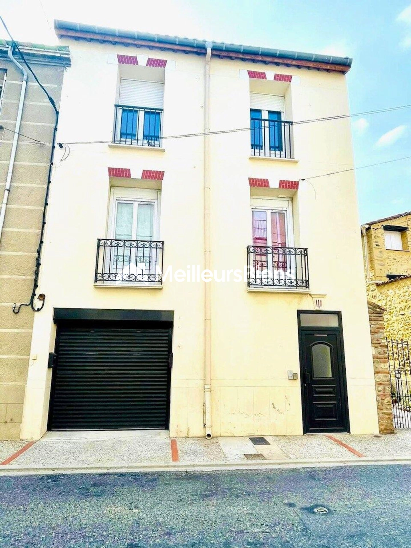 Immeuble de deux T3 avec terasses et grand garage